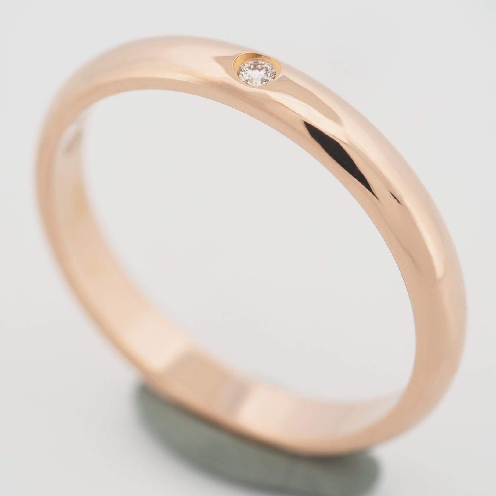 Articolo: Autentico anello con diamante Cartier 1895 Wedding Band
Pietre: Diamante (0,01ct)
Metallo: oro rosa 18 carati
Misura dell'anello: 48 US SIZE 4.5 UK SIZE I 1/4
Diametro interno: 15.30 mm
Misura: 2,6 mm
Peso: 2.1 grammi
Condizioni: Usato