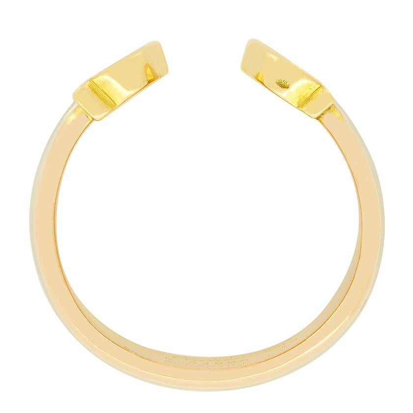 Un pezzo classico di Cartier, questo anello C De Cartier presenta un design audace realizzato in tre tipi di oro a 18 carati. Un anello in oro giallo, bianco e rosa a 18 carati che si avvolge intorno al dito in una fascia larga 6 mm con il classico