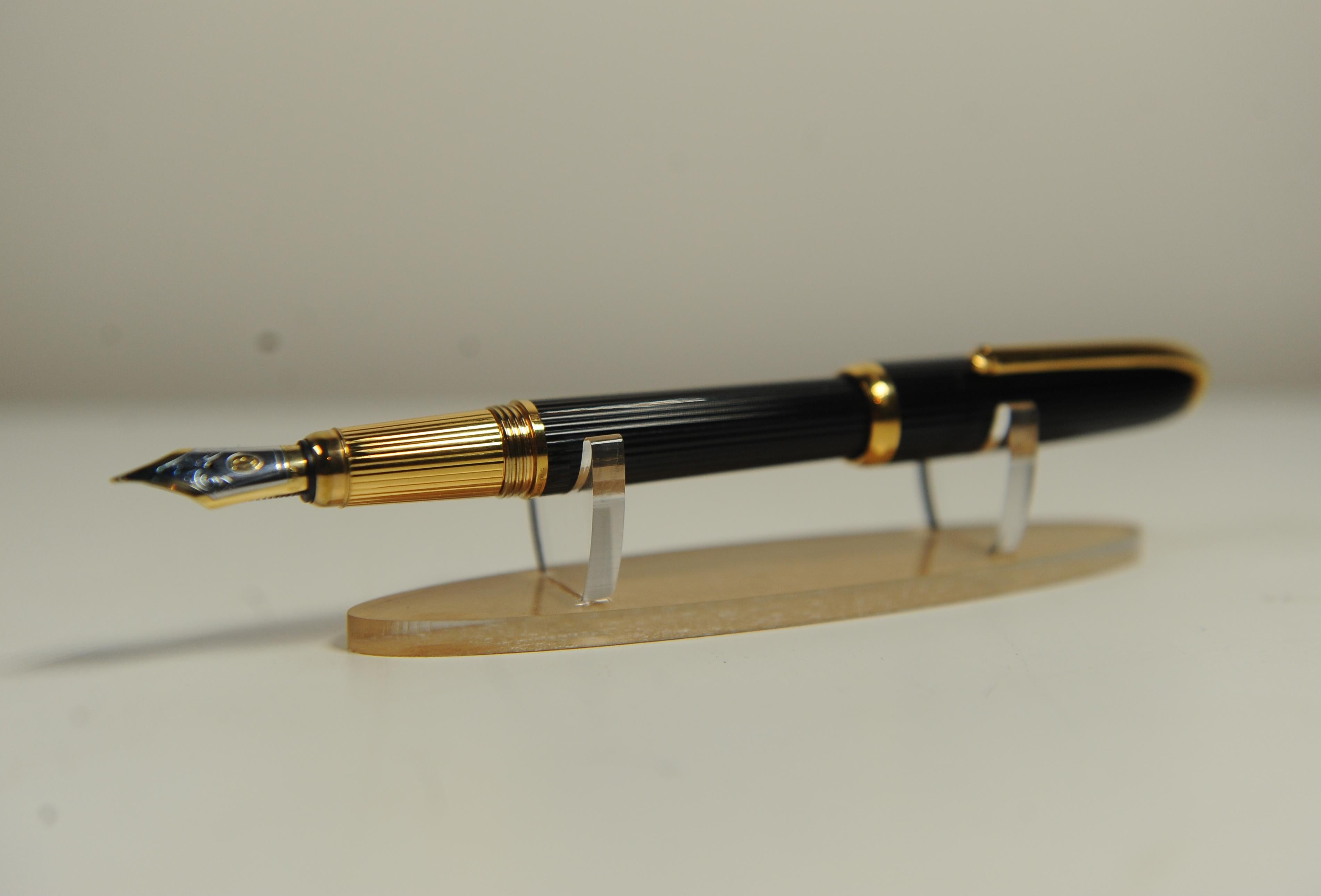 Cartier 18ct Gold Nib Black Godron Ribbed Fountain Pen With Cartier Box For Sale 11