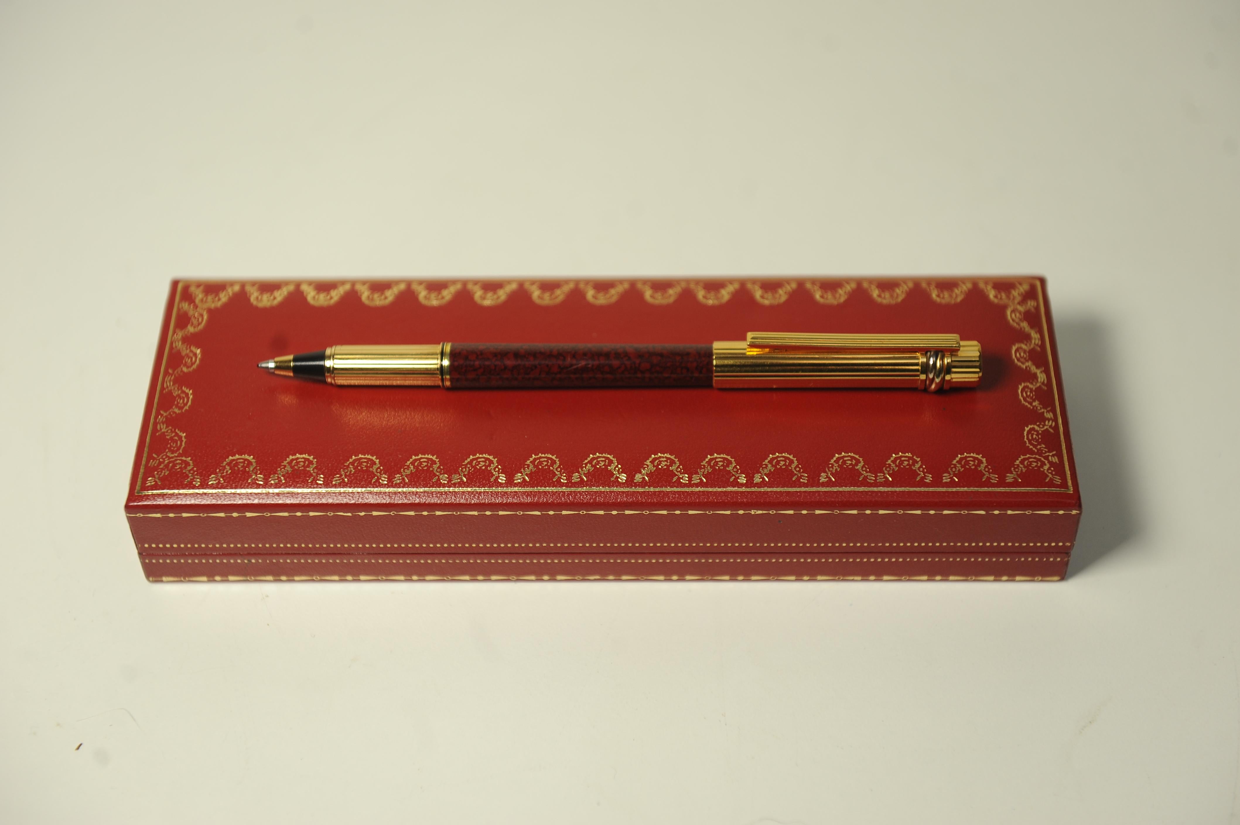 Cartier 18 Karat Gold Nib Burgunderfarbener Lack Trinity Rollerball Schreibstift Trinity (Vergoldung) im Angebot