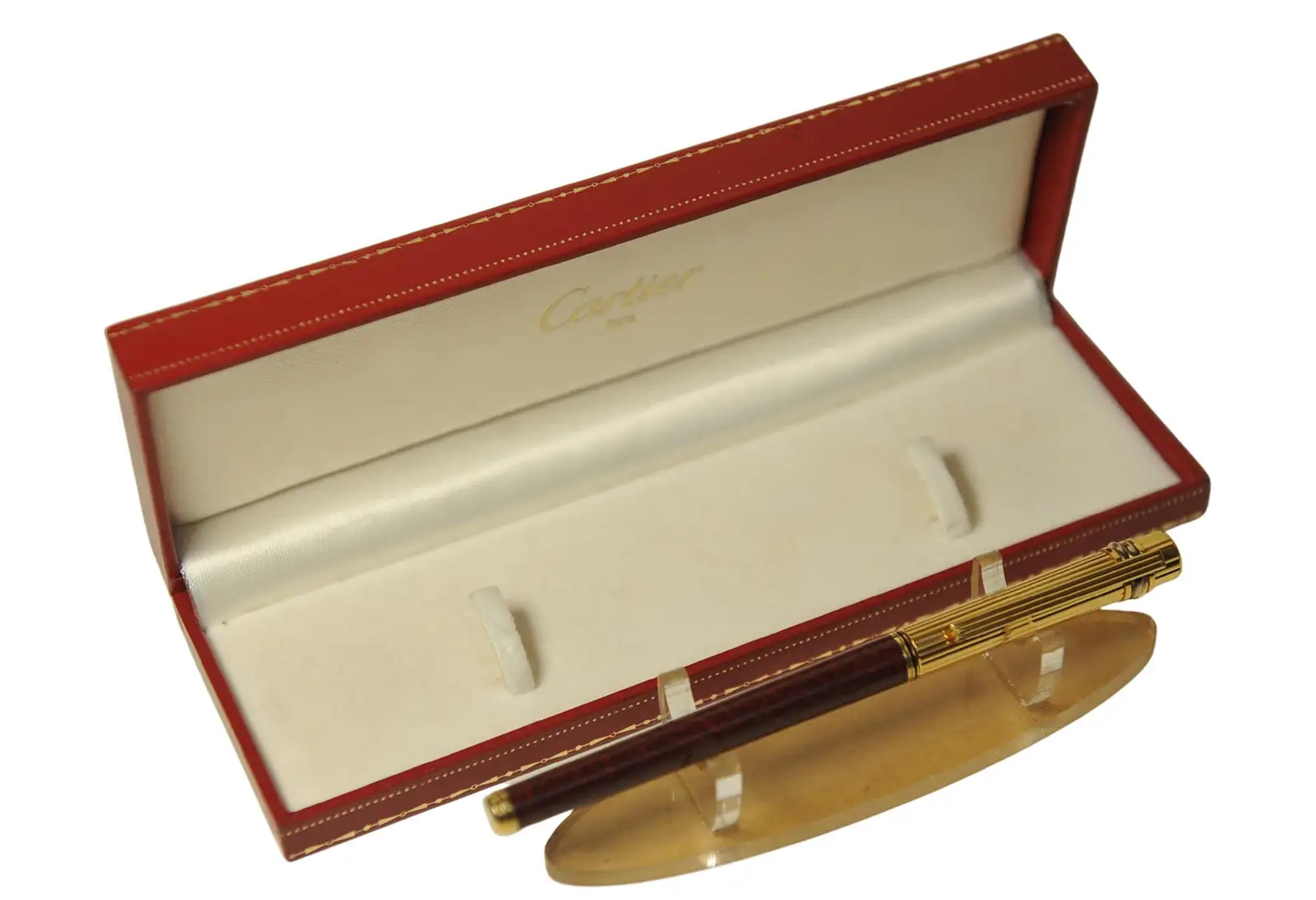 Cartier 18 Karat Gold Nib Burgunderfarbener Lack Trinity Rollerball Schreibstift Trinity (Art déco) im Angebot