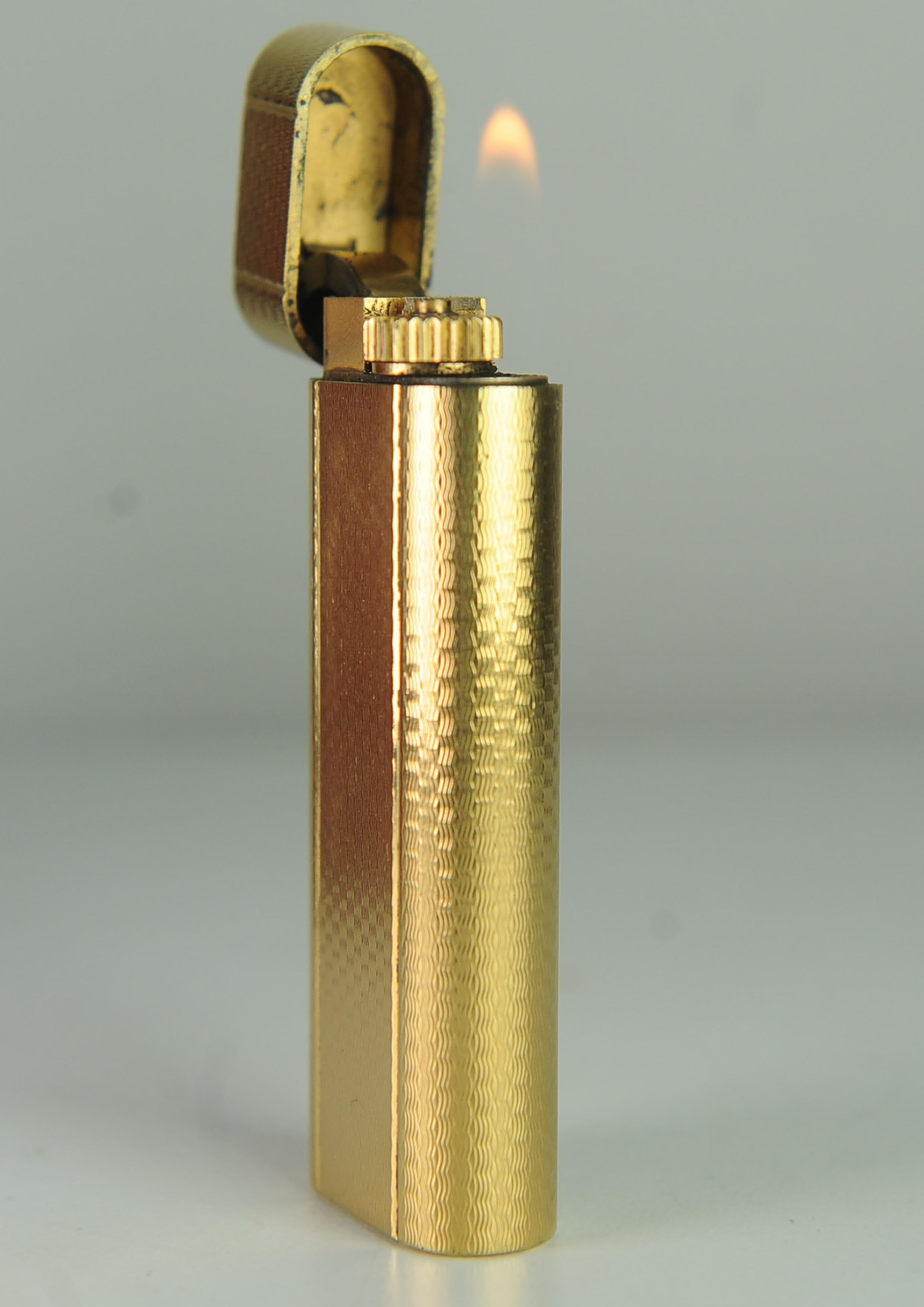Accendino Briquet per sigarette Cartier in oro 18ct con scatola Cartier 

Circa anni '80, Made in Paris, Francia.  

Marcato Cartier Paris alla base dell'accendino 

Completo di scatola originale Cartier


