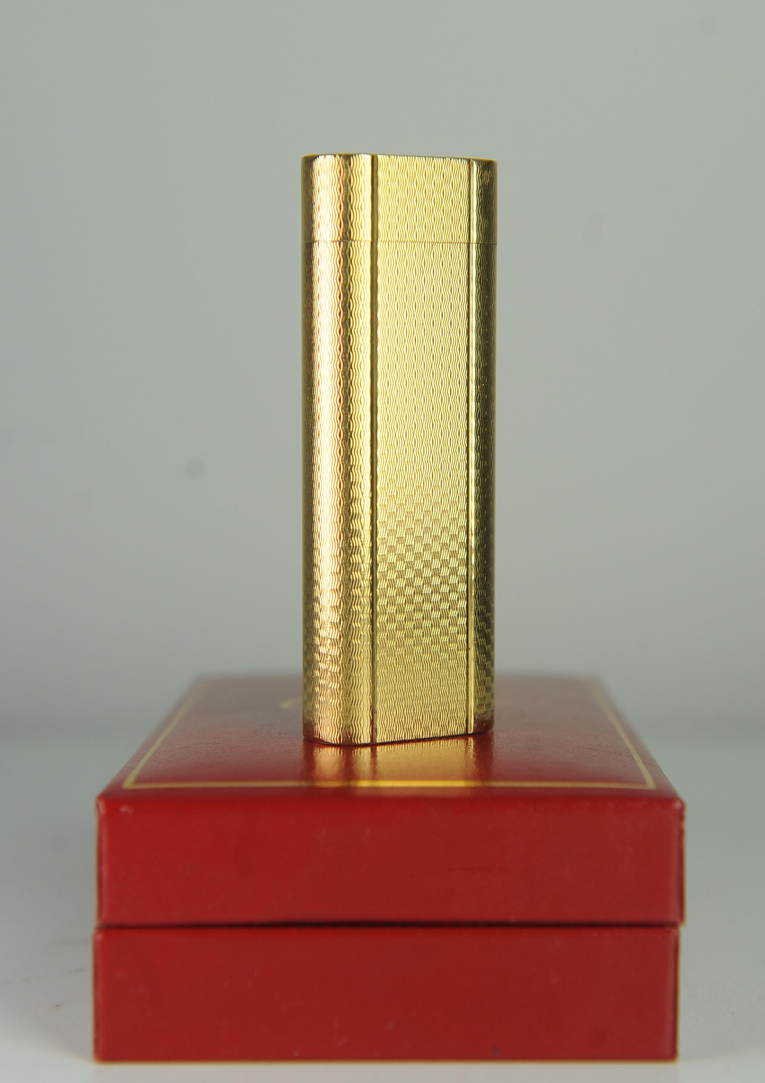 Francese Accendino Briquet per sigarette Cartier in oro 18ct con scatola Cartier in vendita