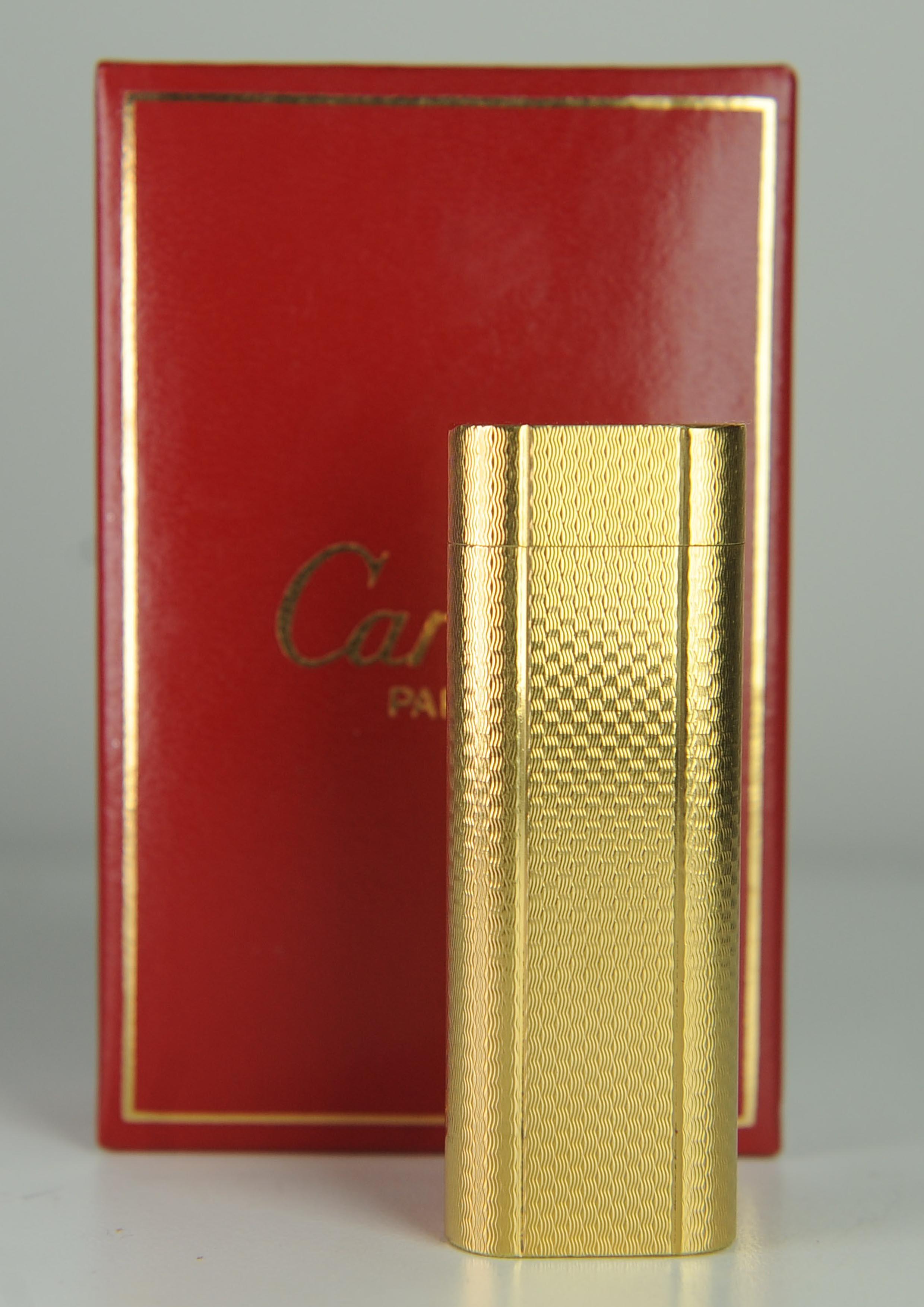 Accendino Briquet per sigarette Cartier in oro 18ct con scatola Cartier In condizioni buone in vendita a Reading, Berkshire
