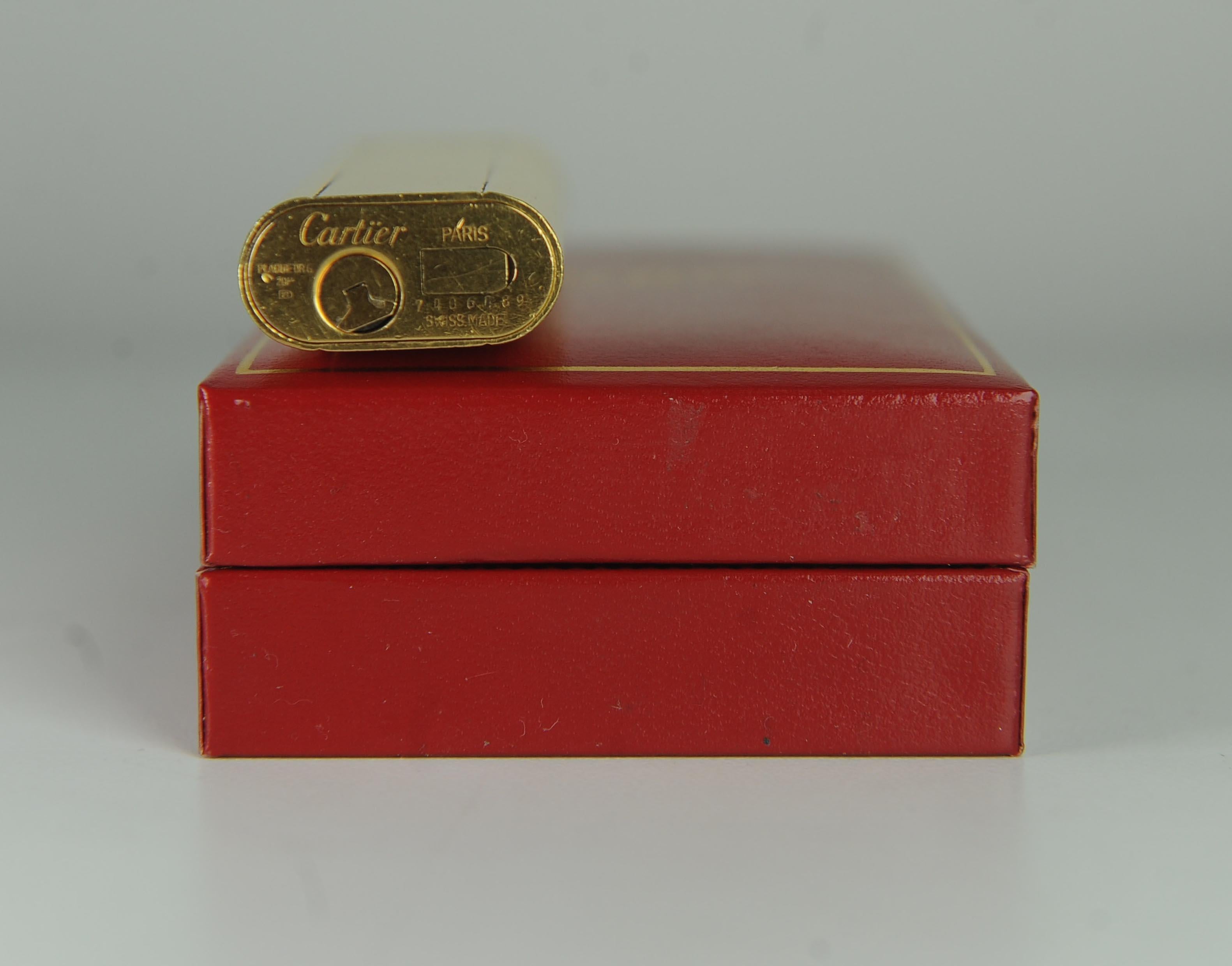 Metallo Accendino Briquet per sigarette Cartier in oro 18ct con scatola Cartier in vendita