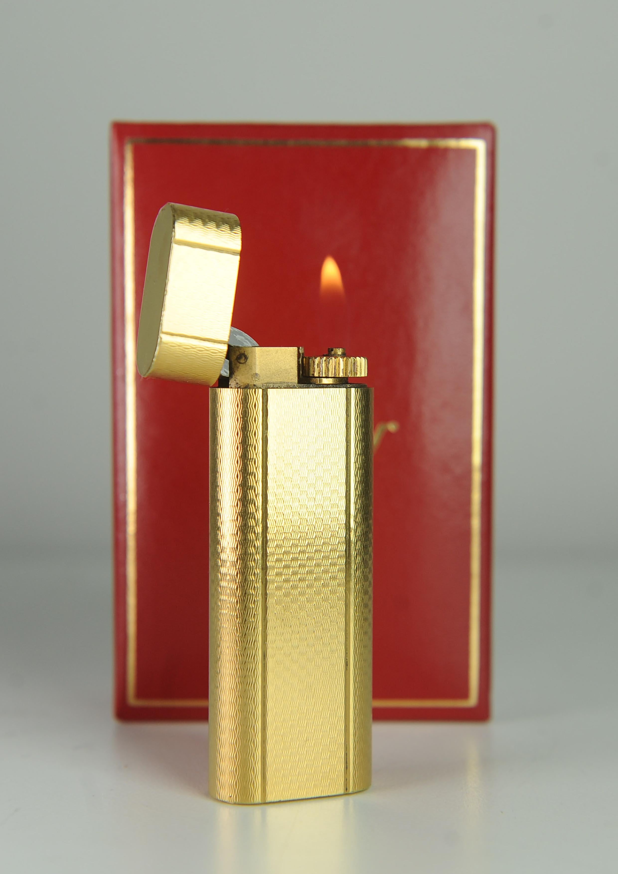 Accendino Briquet per sigarette Cartier in oro 18ct con scatola Cartier in vendita 1