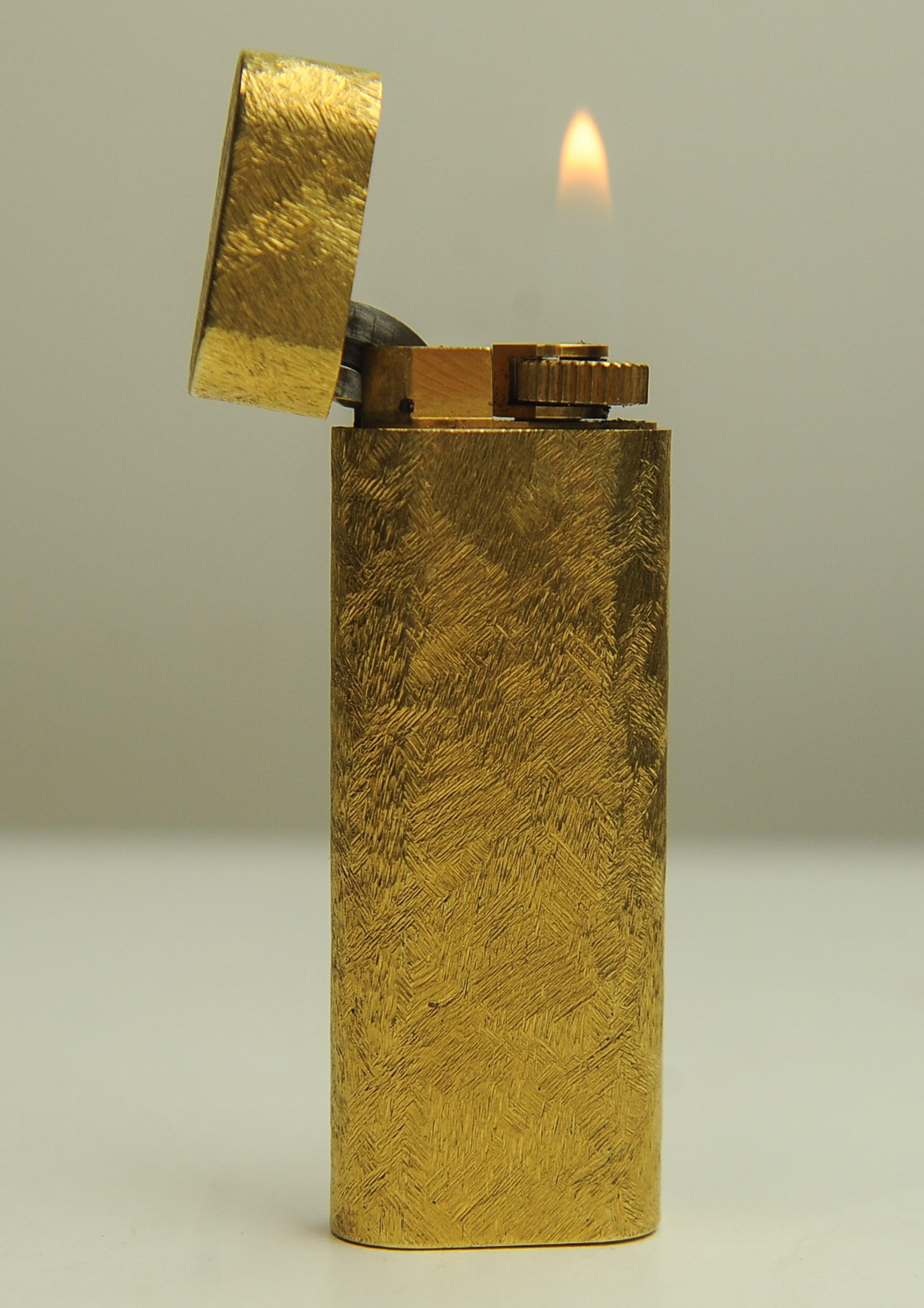 Cartier Rare briquet de cigarettes à motif écorce en plaqué or 18 carats dans une boîte Cartier en vente 3