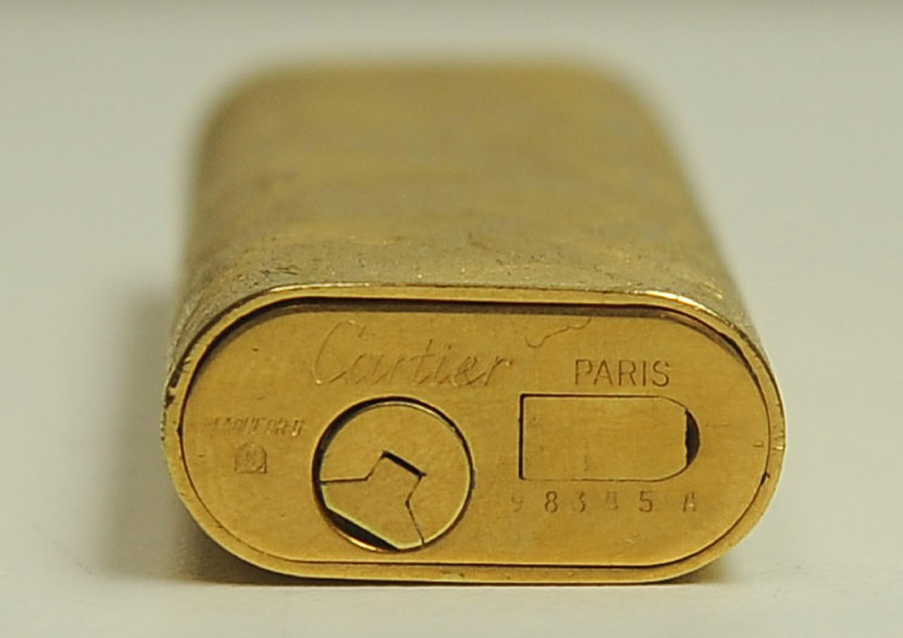 Cartier Rare briquet de cigarettes à motif écorce en plaqué or 18 carats dans une boîte Cartier en vente 4