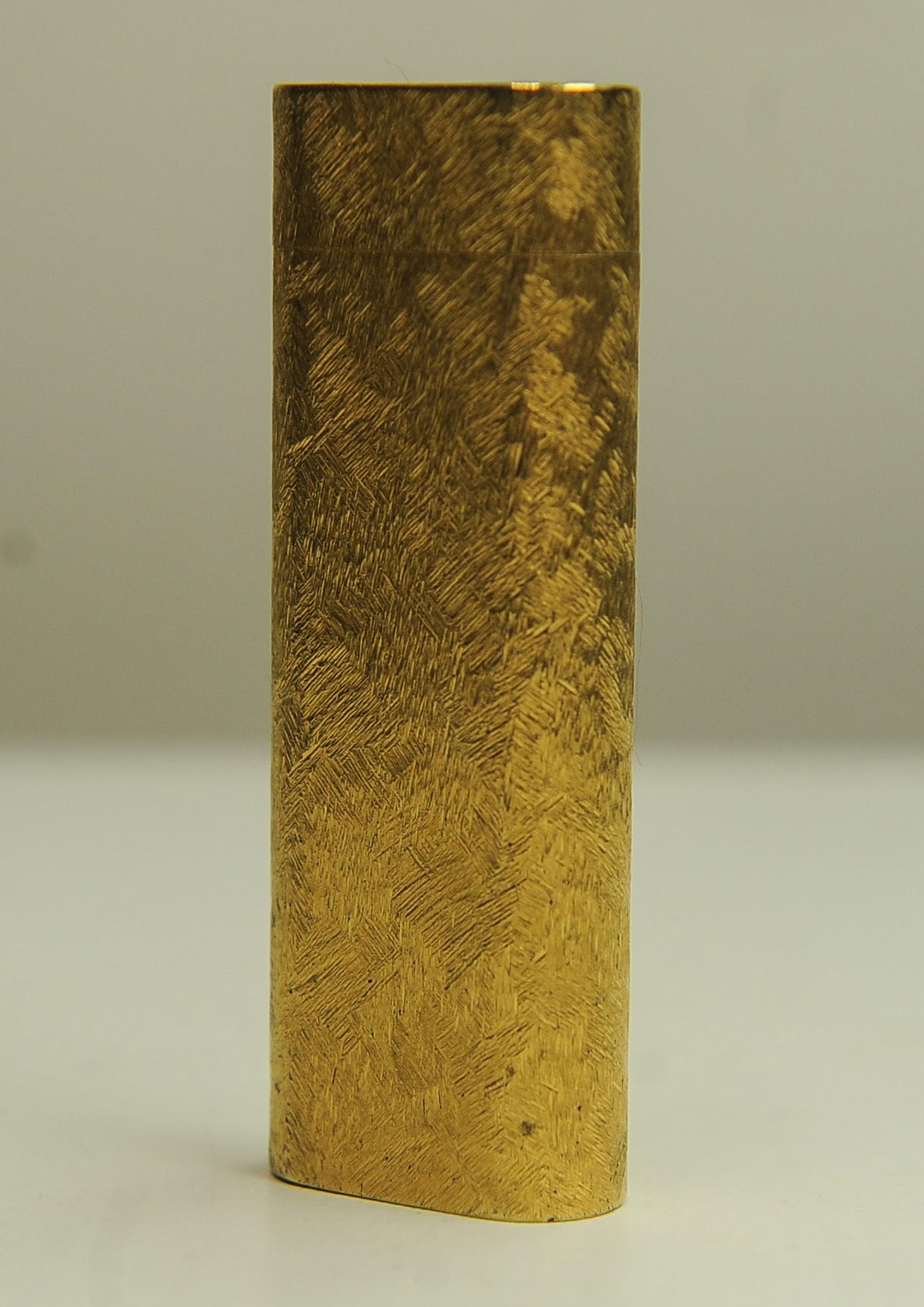 Cartier Rare briquet de cigarettes à motif écorce en plaqué or 18 carats dans une boîte Cartier en vente 7