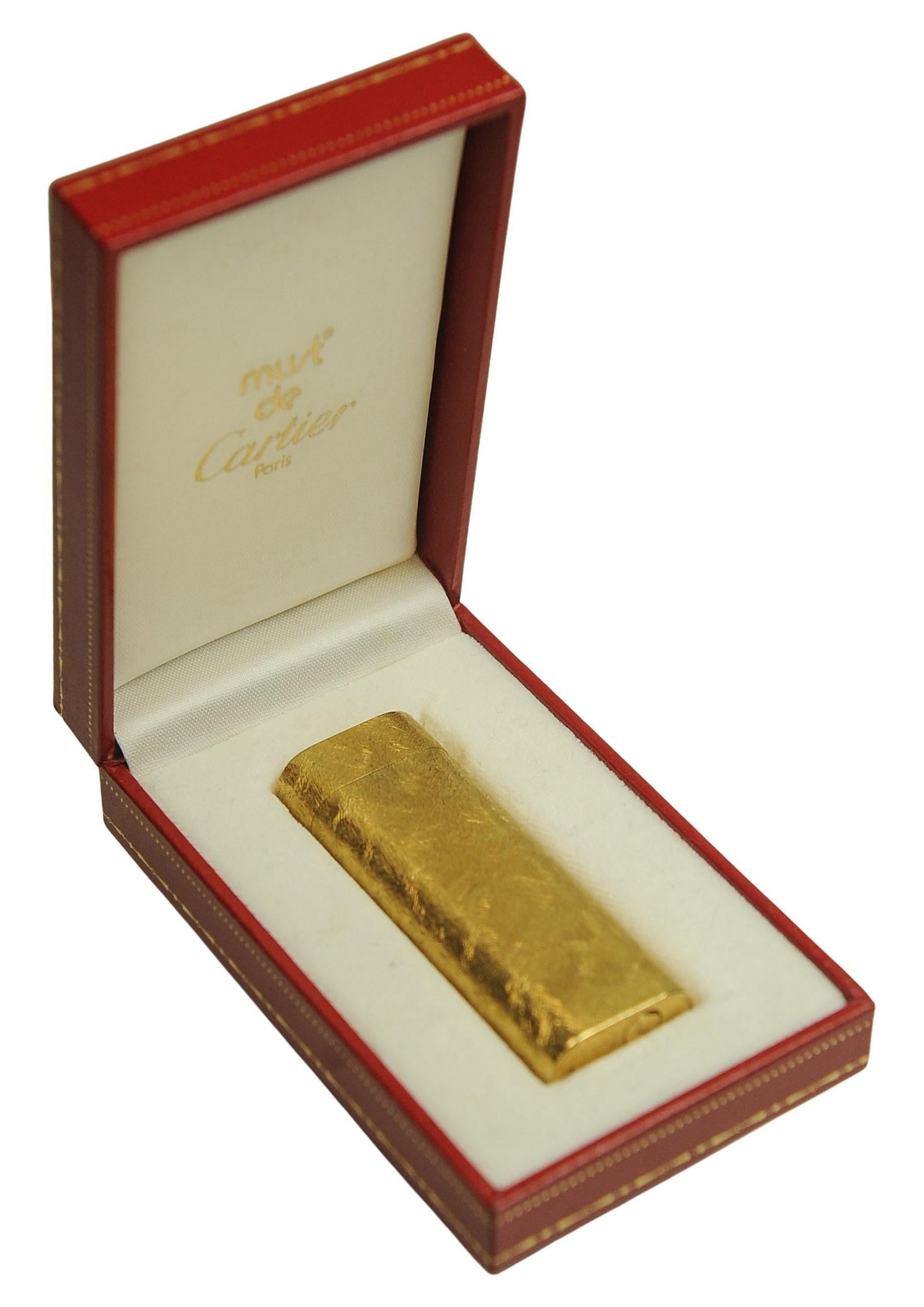 Art déco Cartier Rare briquet de cigarettes à motif écorce en plaqué or 18 carats dans une boîte Cartier en vente