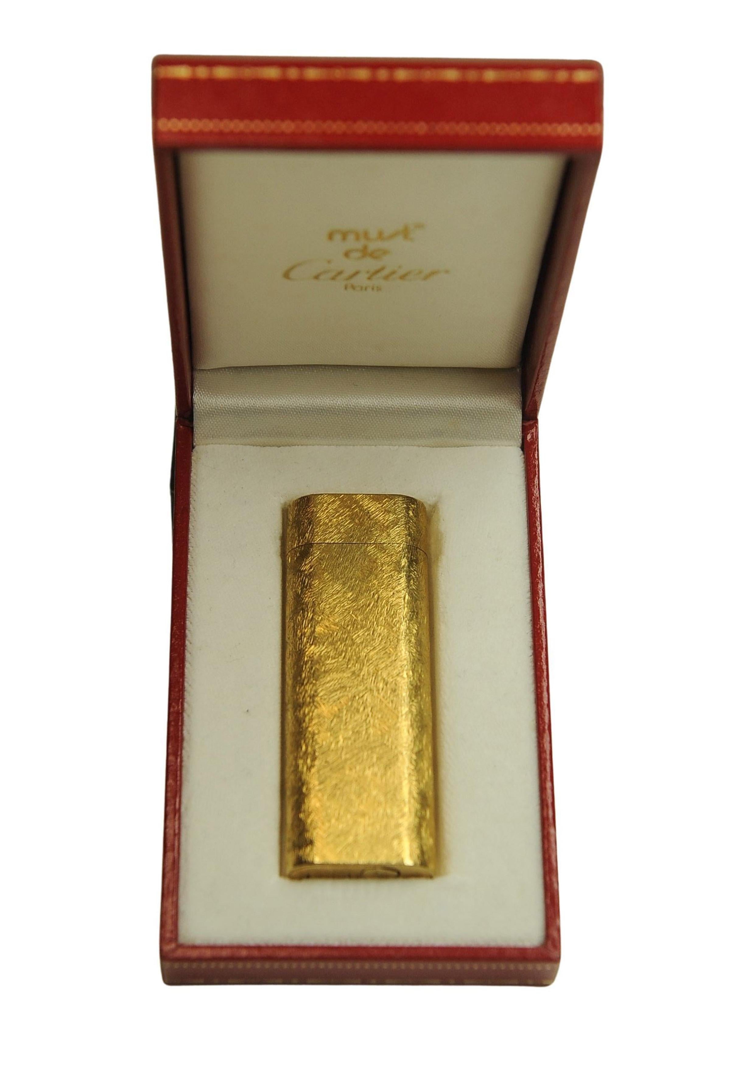 Français Cartier Rare briquet de cigarettes à motif écorce en plaqué or 18 carats dans une boîte Cartier en vente