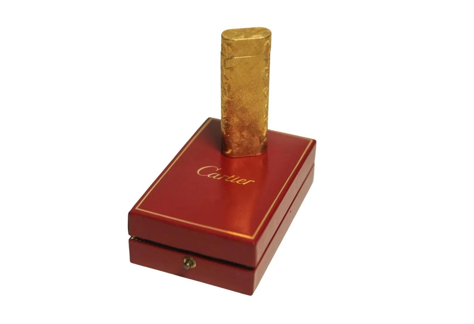 Cartier 18 Karat vergoldetes, seltenes Zigarettenfeuerzeug im Bark-Design in Cartier-Schachtel im Angebot