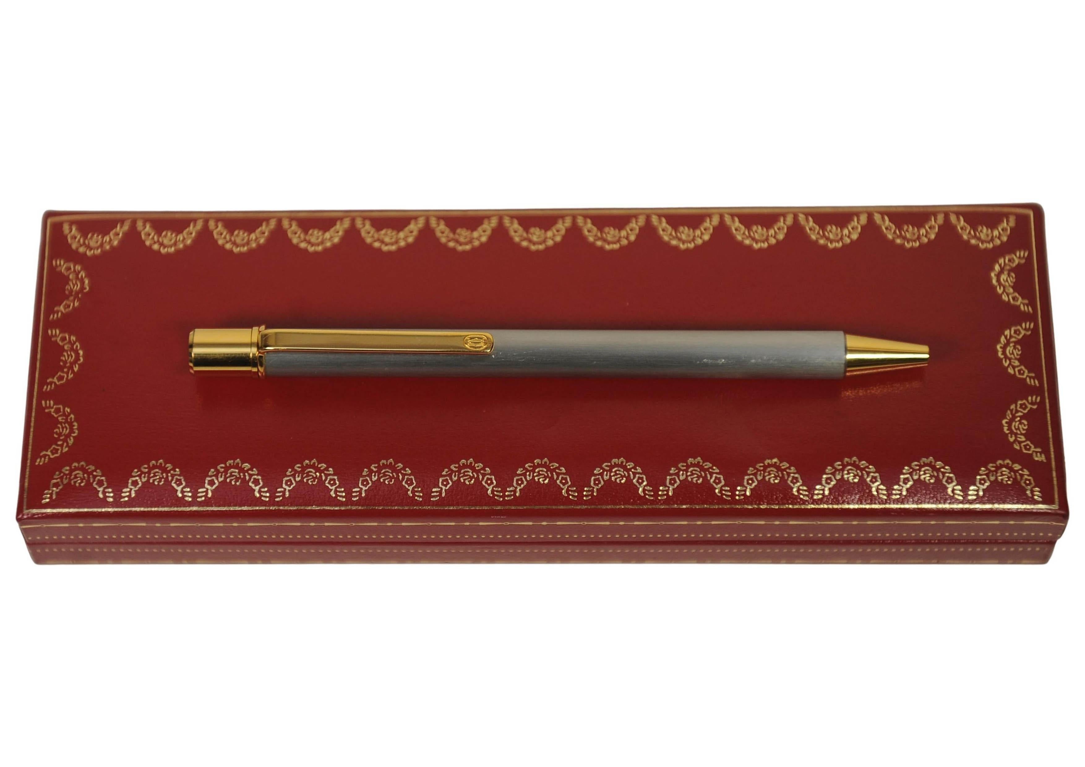 Cartier Acier brossé et or 18ct Stylo Bille Must II Stylo à bille
Livré avec sa boîte de présentation rouge d'origine de Cartier.

Cartier REF 2025 Z1





