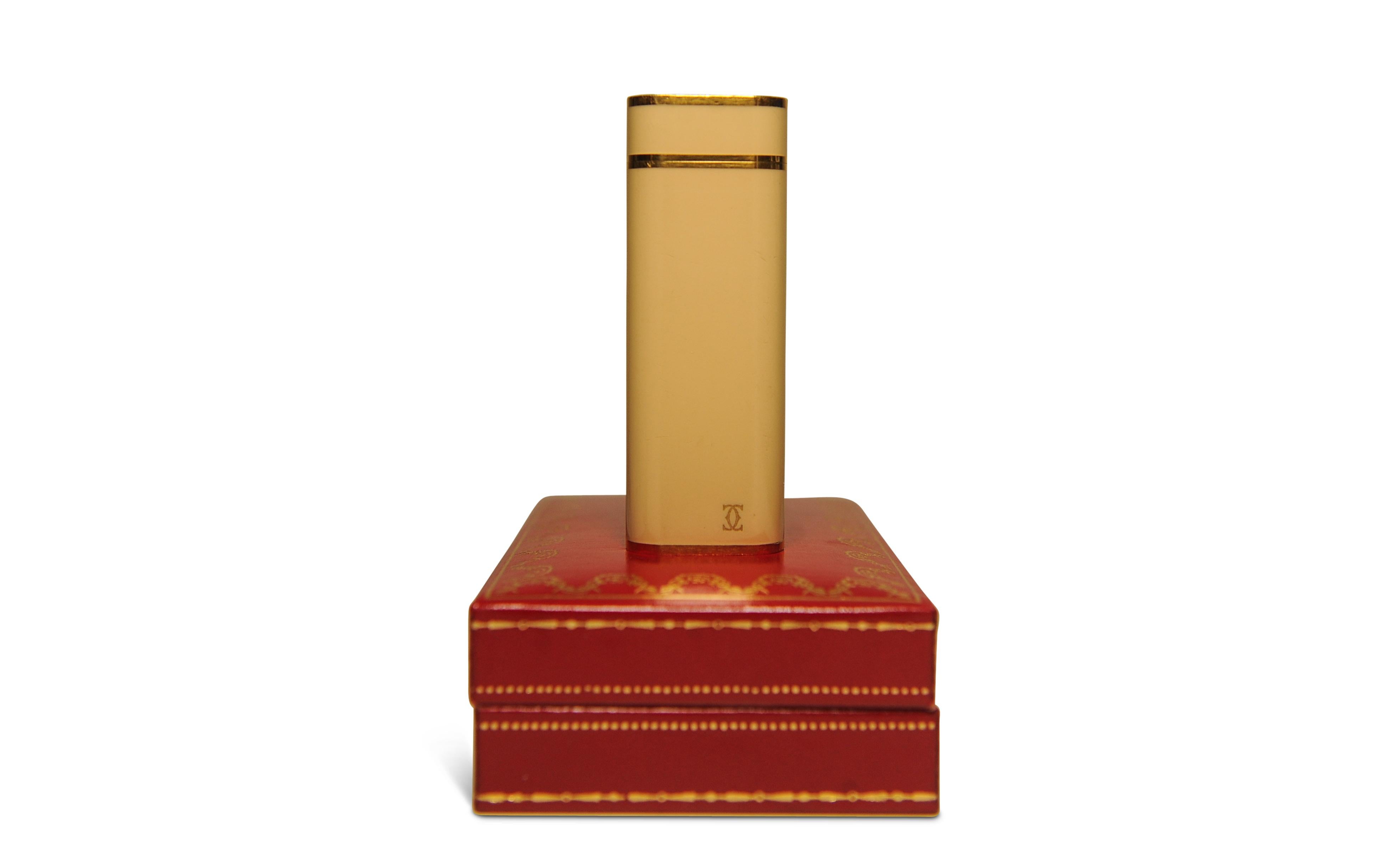 XX secolo Accendisigari Cartier placcato oro 18 ct. con smalto nudo e scatola Cartier, revisionato in vendita