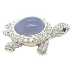 Cartier Broche tortue en or blanc 18 carats, diamants et calcédoine