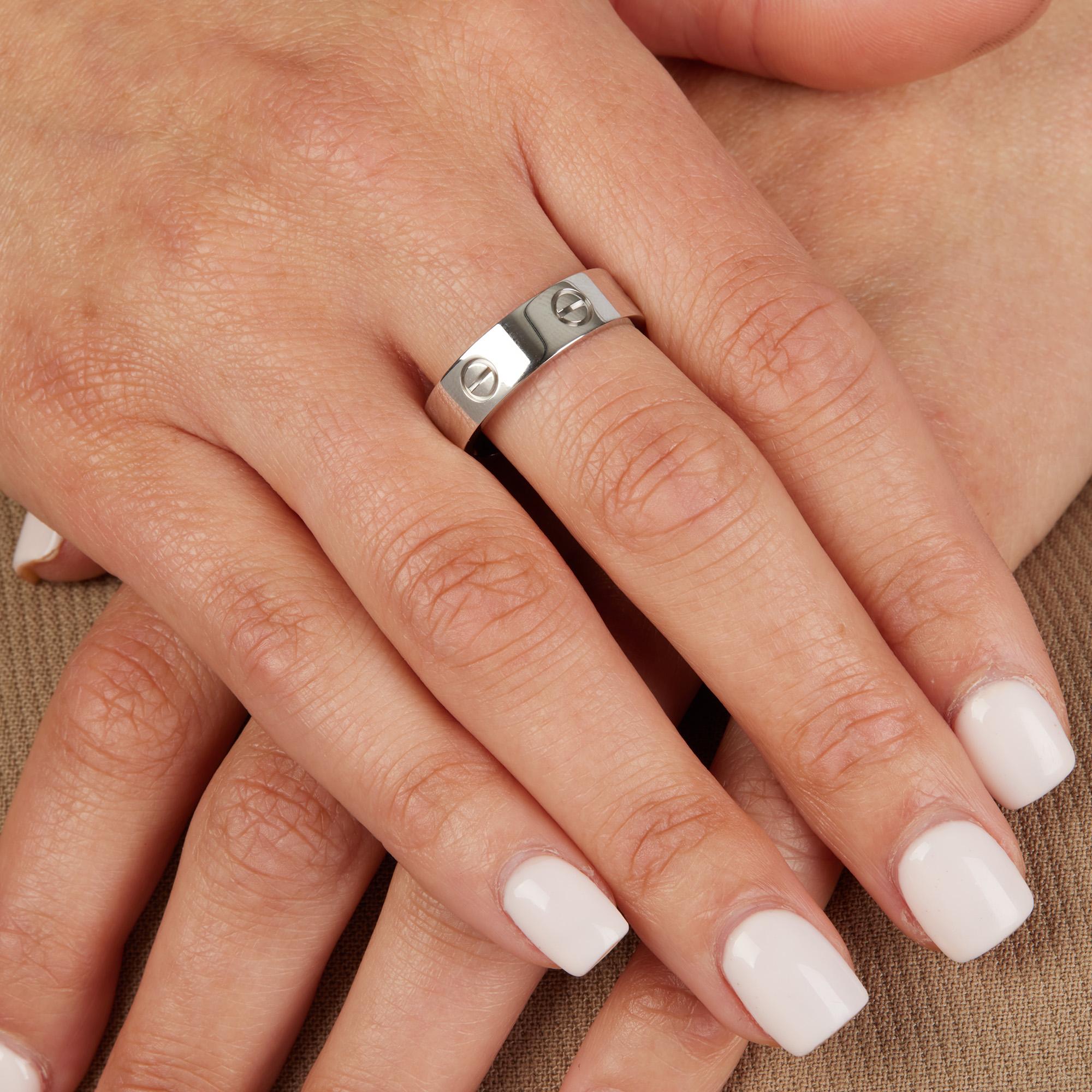 Anello Love Band Cartier in oro bianco 18 ct

Dettagli del prodotto
Xupes Ref: J1011
Marchio: Cartier
Model No: Anello Love Band
Tipo: Anello
Numero di serie: F*****
PREZZO DI VENDITA: € 1,990
Materiale(i): Oro bianco 18 ct.
Misura dell'anello UK: J