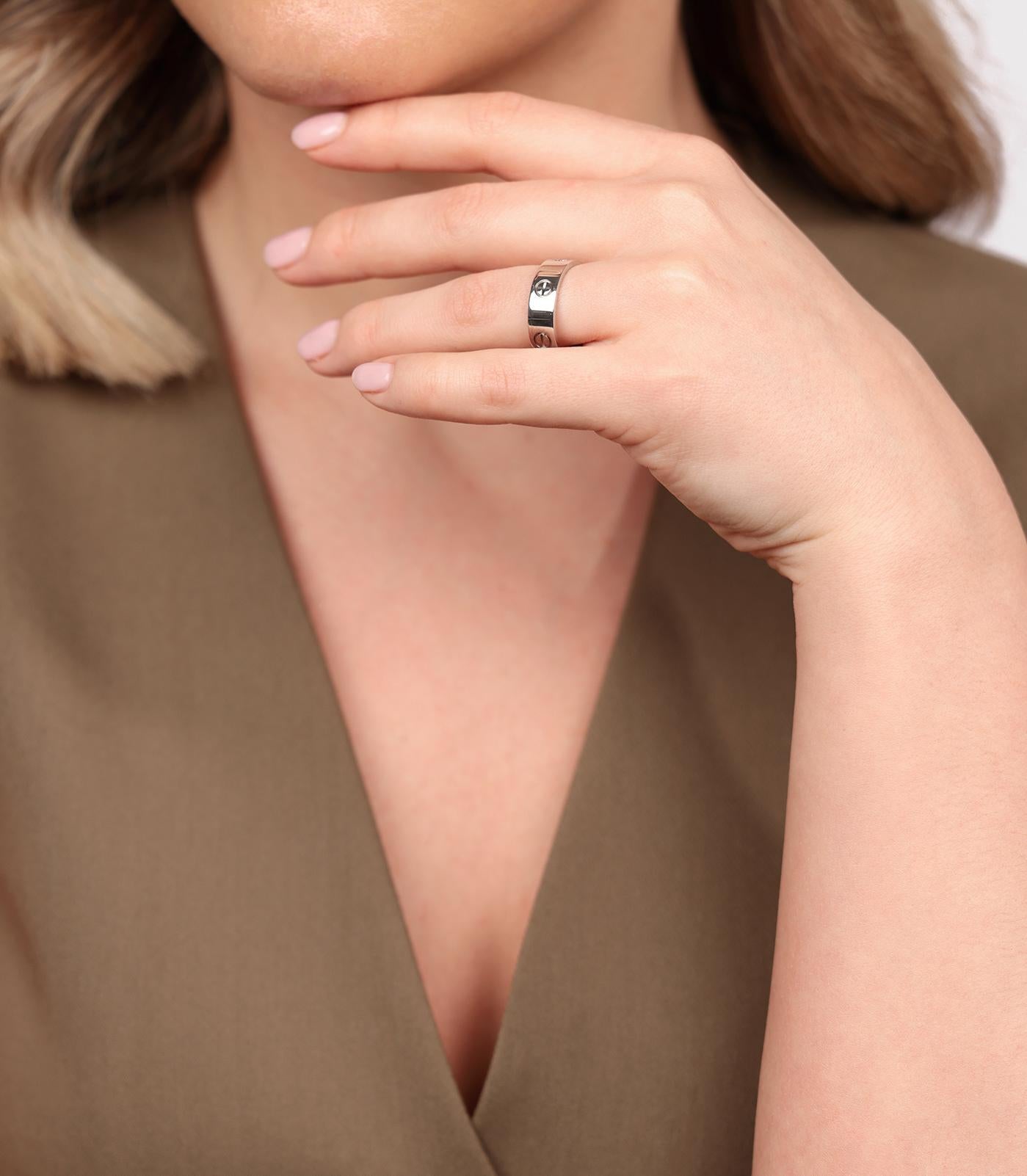 Cartier: 18 Karat Weißgold Love Band-Ring

Details zum Produkt
Xupes Ref: J1252
Marke: Cartier
Modell: Love Band Ring
Art: Ring
Seriennummer: K*****
UVP: £1,990
MATERIAL(e): 18 Karat Weißgold
UK Ringgröße: L 1/2
EU Ringgröße: 52
US Ringgröße: