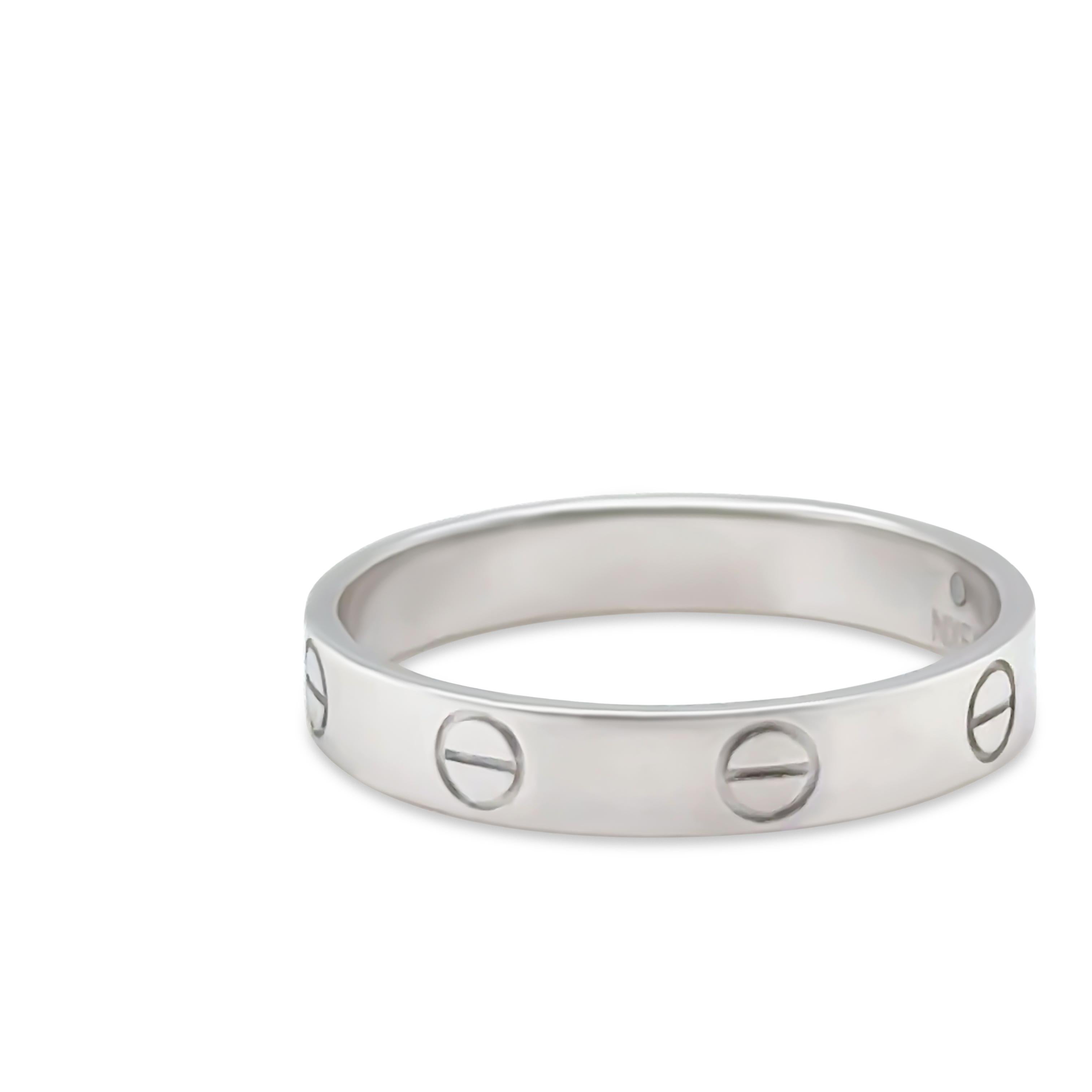 Anillo Cartier Love, de oro blanco de 18 ct. 3,5 mm de ancho, número de serie NXF930.

Metal: Oro blanco 18 quilates
Quilates: N/A
Color: N/A
Claridad:  N/A
Corte: N/A 
Peso: 3.60 gramos
Grabados/Marcas: Firmado Cartier 58 NXF930