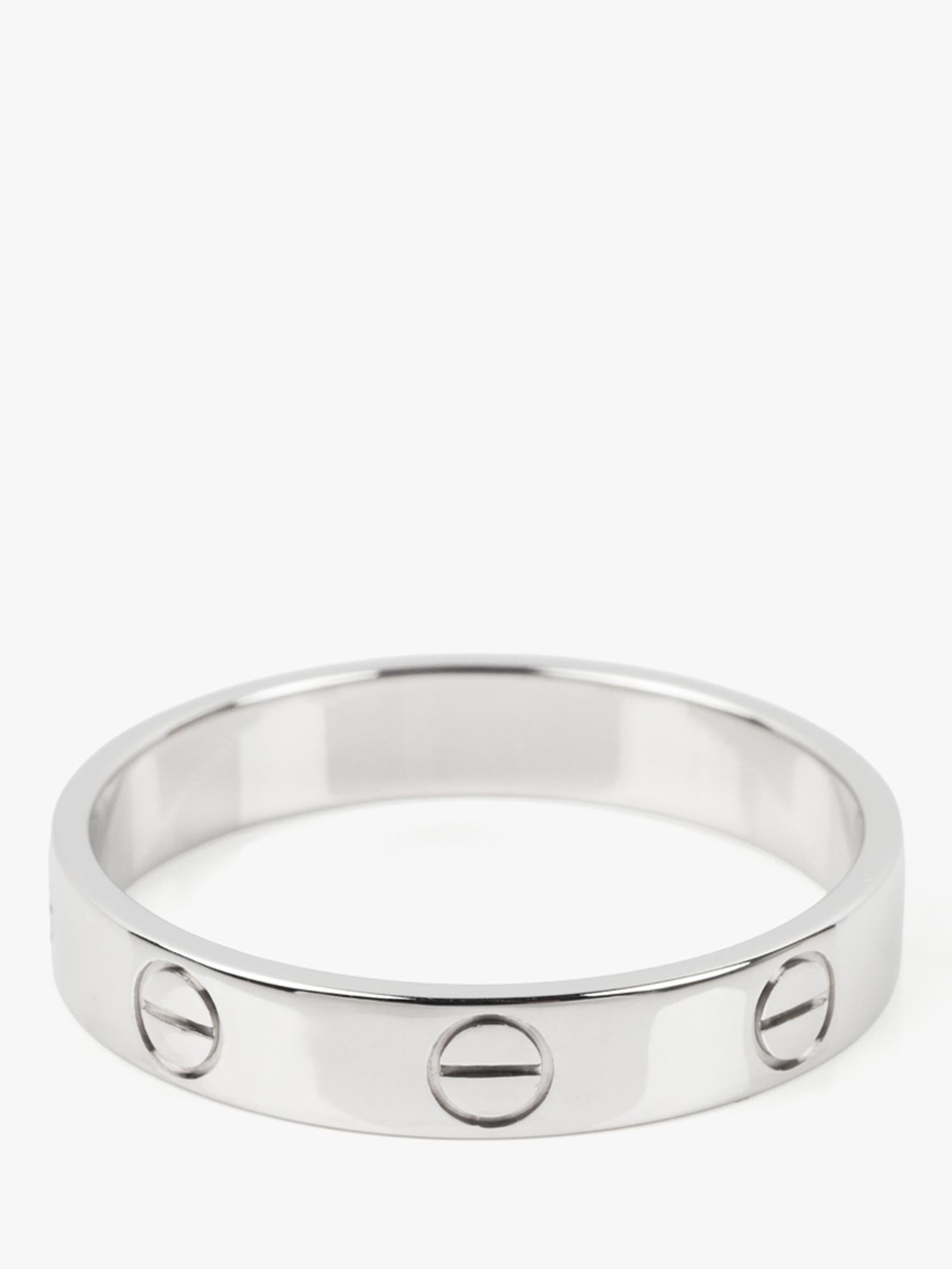 Anello nuziale Love di Cartier in oro bianco 18 ct.

Dettagli del prodotto
Xupes Ref: J1589
Marchio: Cartier
Model: Fede nuziale Love
Tipo: Anello 
Numero di serie: E*****
Età: 2018
PREZZO DI VENDITA: € 1.280
Accompagnato da: Scatola Cartier,
