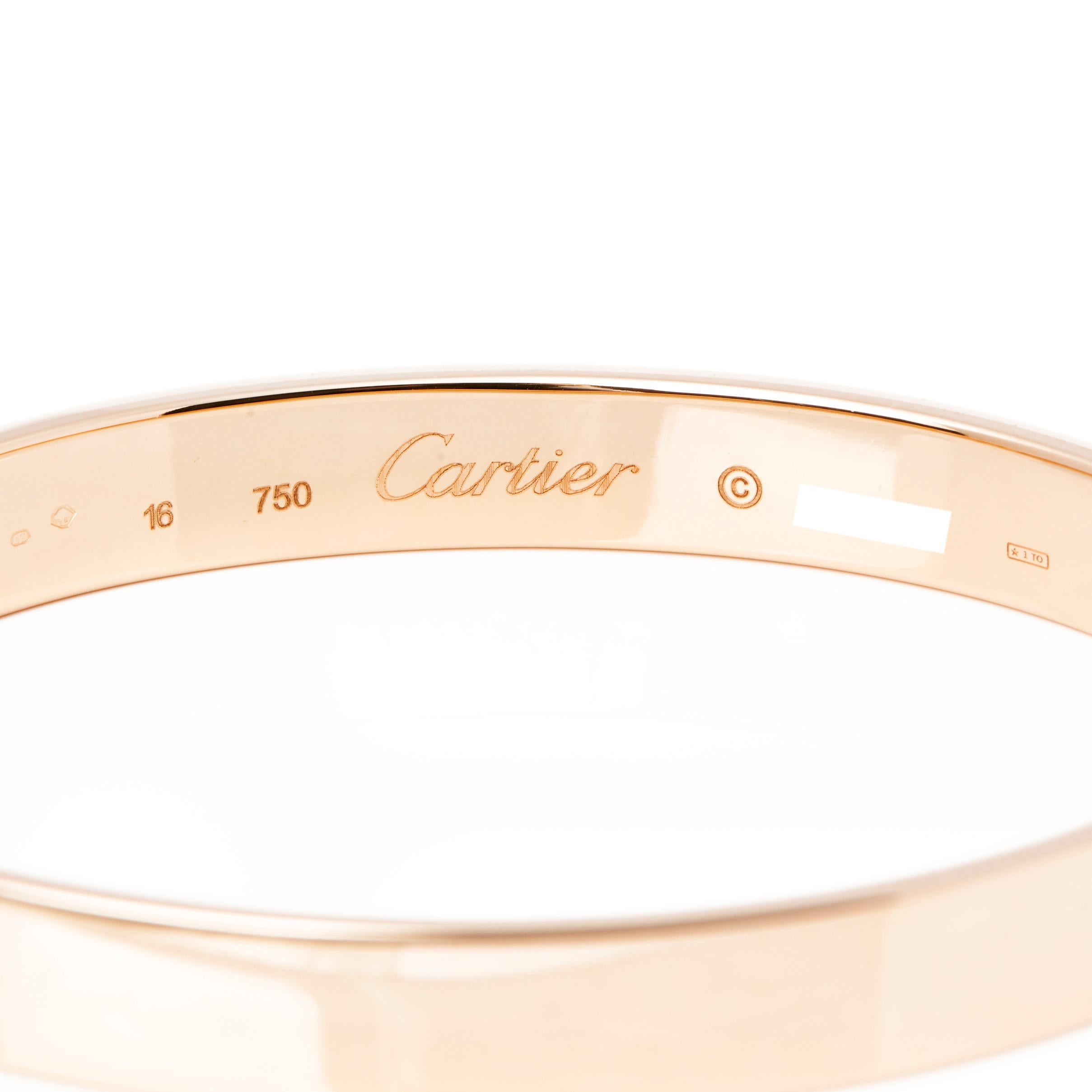 This Anniversary bracelet by Cartier features one round brilliant cut diamond mounted in an 18ct yellow gold bangle. The bracelet has a secure push button clasp. Complete with Xupes presentation box. Our Xupes reference is COMJ474 should you need to