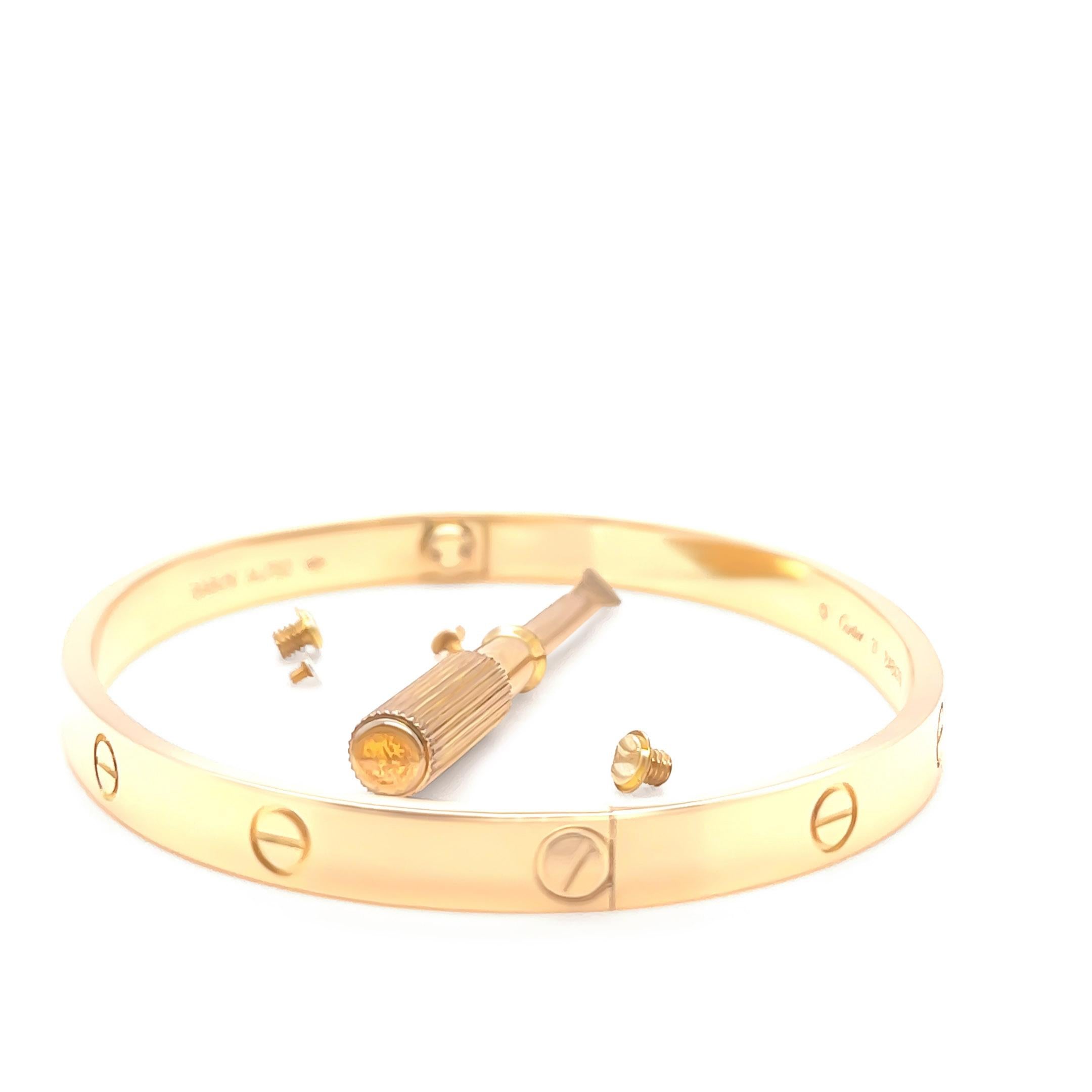 Una emblemática Pulsera del Amor Cartier, elaborada en oro amarillo de 18 quilates, modelo clásico, con un peso de 39,06 gramos. Esta pieza atemporal es de la talla 21 y está firmada BAB 476, que representa el símbolo imperecedero de compromiso y