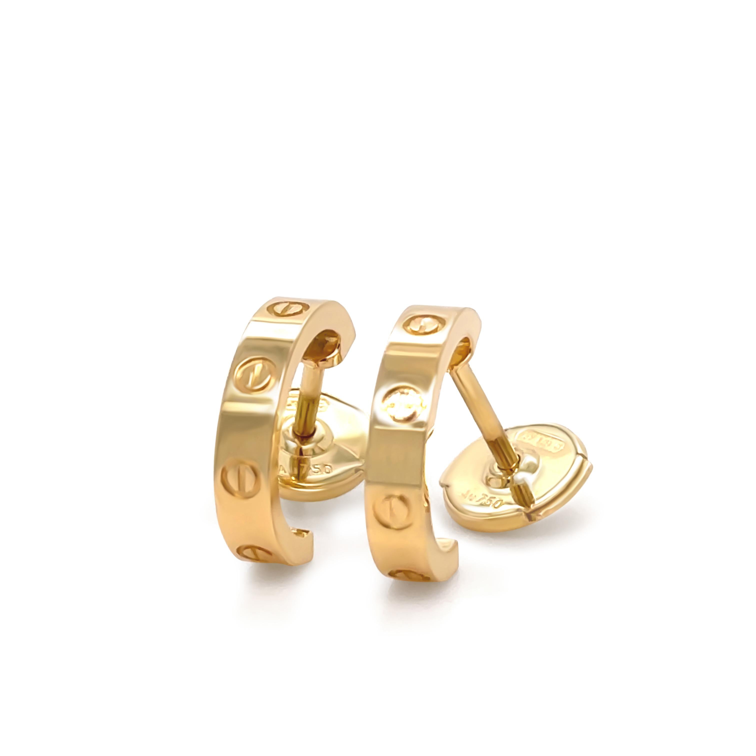 Questi raffinati orecchini a cerchio Cartier Love, appartenenti alla collezione di modelli piccoli, sono sapientemente realizzati in oro giallo 18ct, con un peso complessivo di 3,55 grammi. Caratterizzati dall'inconfondibile motivo a vite, sinonimo