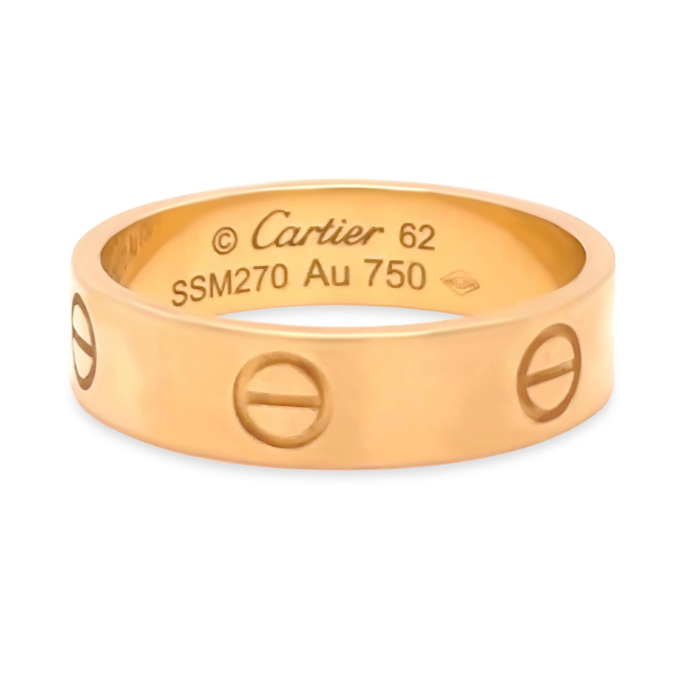 Dieser kühne und kultige Cartier Love Ring ist aus 18 Karat Gelbgold gefertigt und zeigt die charakteristischen Schraubenmotive, die Engagement und zeitlose Eleganz symbolisieren. Der Ring Love ist ein fester Bestandteil der bekanntesten Kollektion