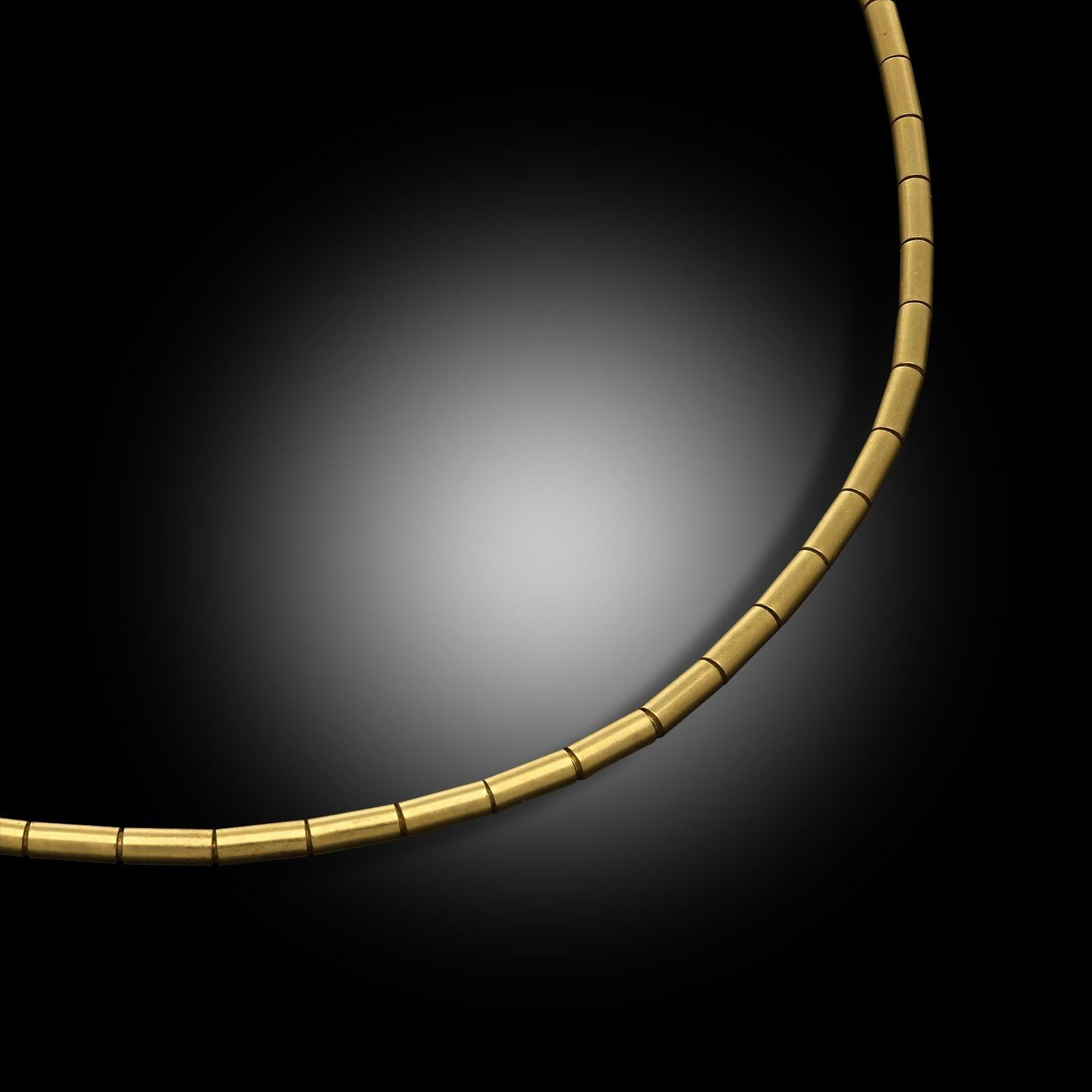 Collier vintage en or jaune 18ct avec chaîne à maillons en forme d'oméga par Cartier, circa 1999.
Maker
Cartier
Période
vers 1999
Origine
Italie
Réglage de
Or jaune 18 ct, signé Cartier, numéroté et avec marques italiennes
Poids
14,8