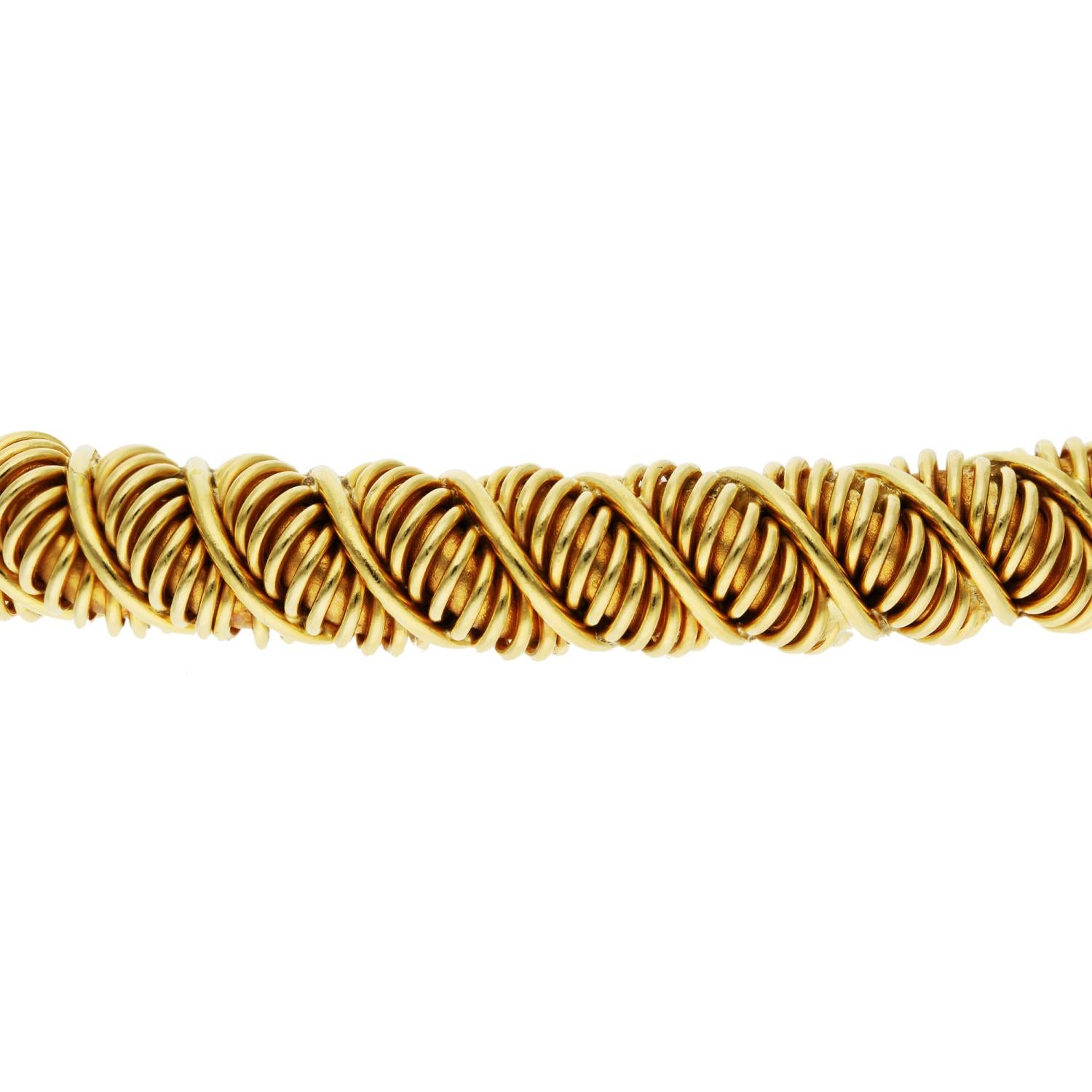 Cartier 18ct Yellow Gold Rope Twist Bangle

Step into the realm of luxury with our Pre-owned Cartier Rope Twist Bangle, a masterpiece of elegance and sophistication. This stunning bangle is exquisitely crafted from 18K gold, featuring a unique rope