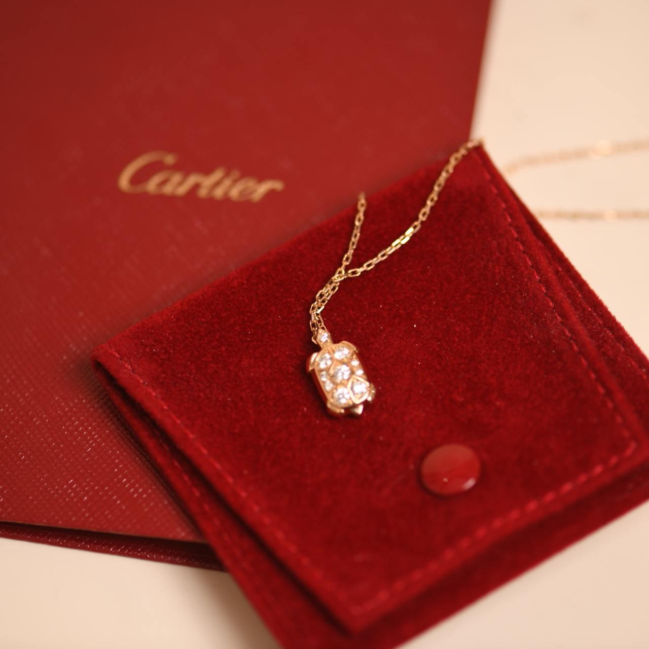 SKU	33301236
Comes With	Full Set (Pouch + Card)
Date	2010
Model	B7061700
Serial Number	PP****
Metal	18k Rose Gold
Stones	Diamond
Weight	3.9 g
Length	41.5 cm
Condition	Excellent
_____________________________________________
If you are interested in