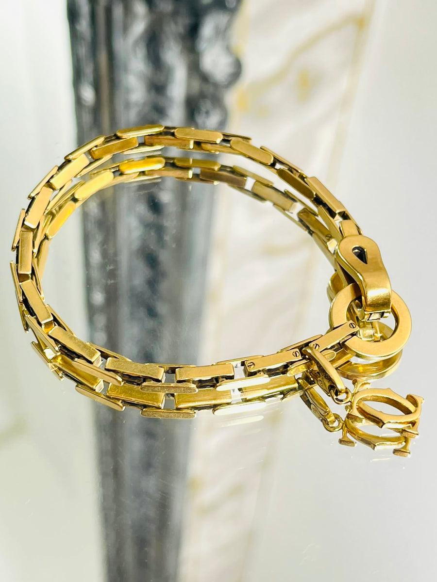 Cartier 18 Karat Gold Agrafe-Armband & Logo-Anhänger

Aus einer der Signature Collection'S ist das flache Gliederarmband mit Unterschrift. Agraffe-Verschluss. Abnehmbarer Charme mit Cartier-Logo 'CC'

Zusätzliche Informationen:
Größe- Einheitsgröße 