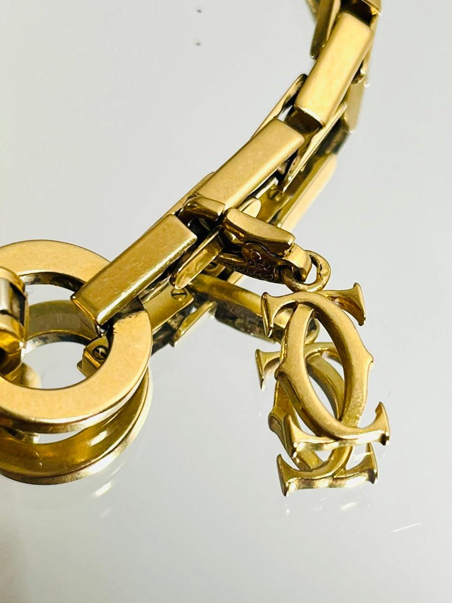 Cartier 18 Karat Gold Agrafe-Armband & Logo-Anhänger im Zustand „Gut“ im Angebot in London, GB