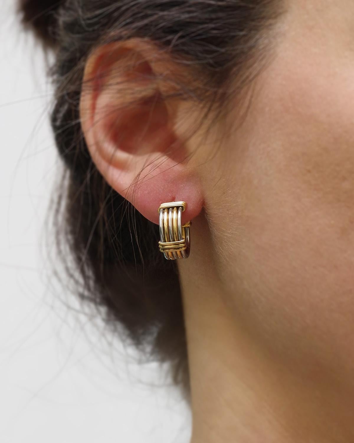 Boucles d'oreilles Cartier en or 18 carats et acier signées et numérotées des années 80. Bon état - En vente à PARIS, FR