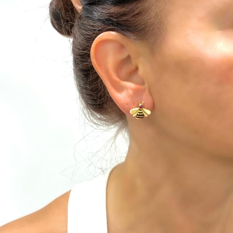 Questi affascinanti orecchini a perno Cartier sono disegnati con la forma stravagante delle api, finemente lavorate in oro giallo 18 carati. Ogni orecchino presenta un corpo delicatamente arrotondato e dettagliato con audaci strisce di smalto nero,