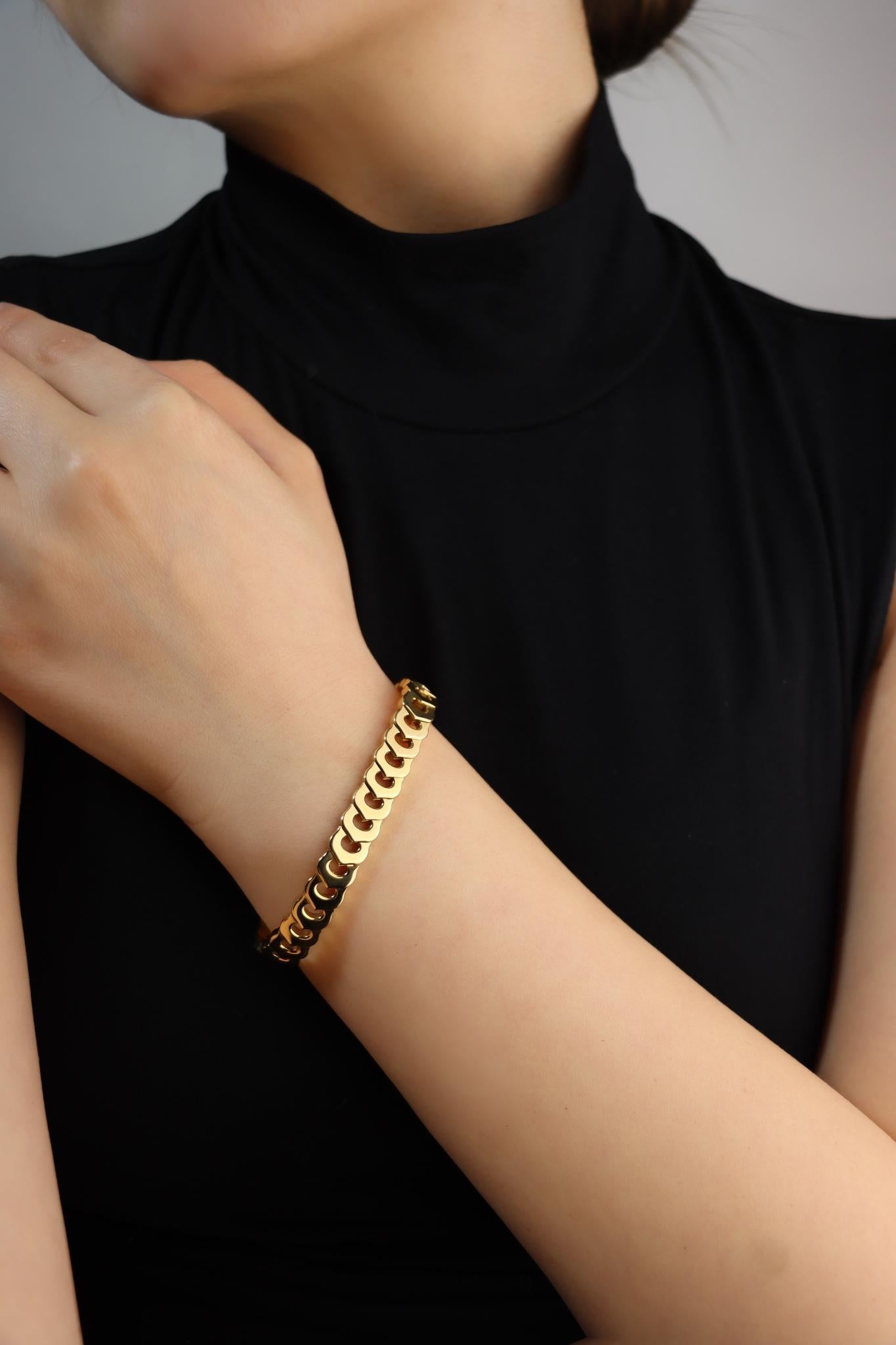 Cartier Bracelet à maillons C De Cartier en or 18 carats

Marqué :
Cartier
750

Dimensions approximatives :
17,6 cm (longueur) 
0,8 cm (largeur) 
36,8 grammes.