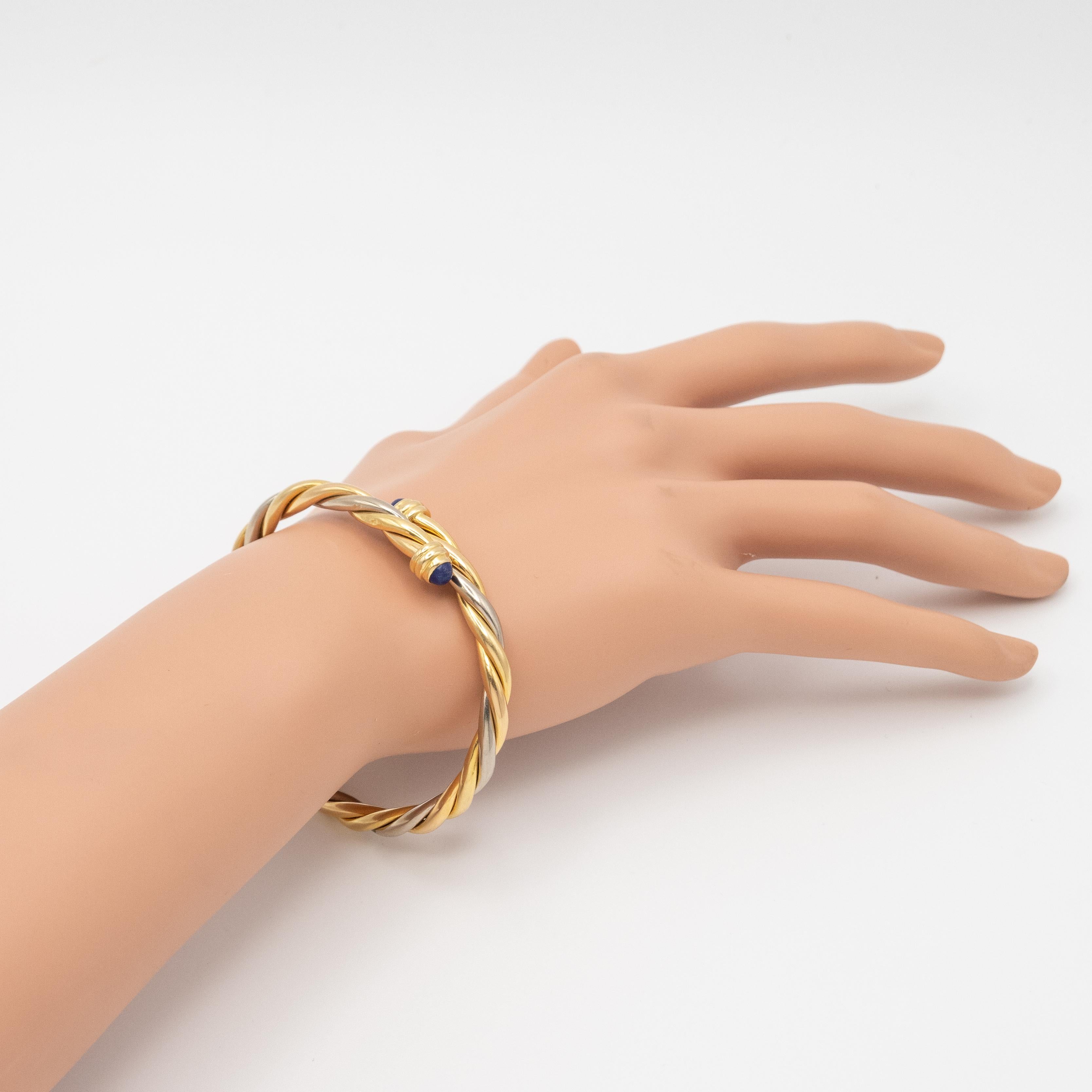 Bracelet Torque en or 18K avec cabochon de Lapis Lazuli de Cartier Excellent état - En vente à New York, NY