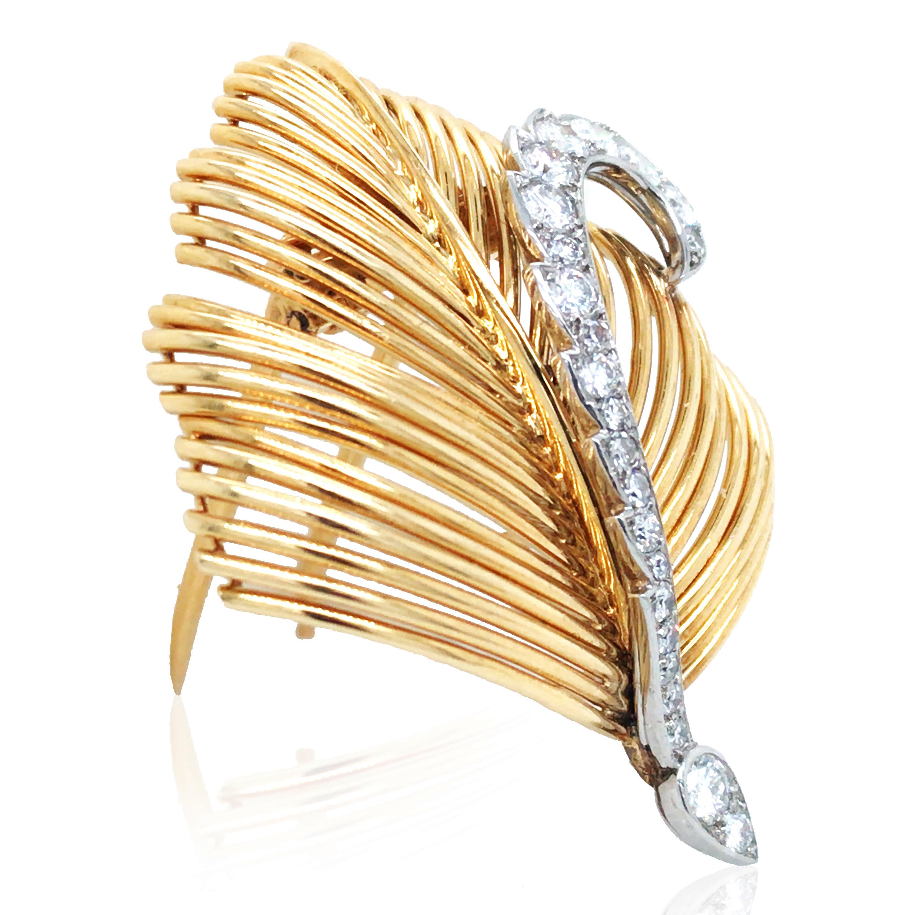 This Cartier brooch is inspired by the vivid, natural shape of a leaf, showcasing exquisite 18K gold craftsmanship with approximately 0.75ct of diamonds. The delicate gold weaving beautifully captures the vitality of the leaf, while diamonds are