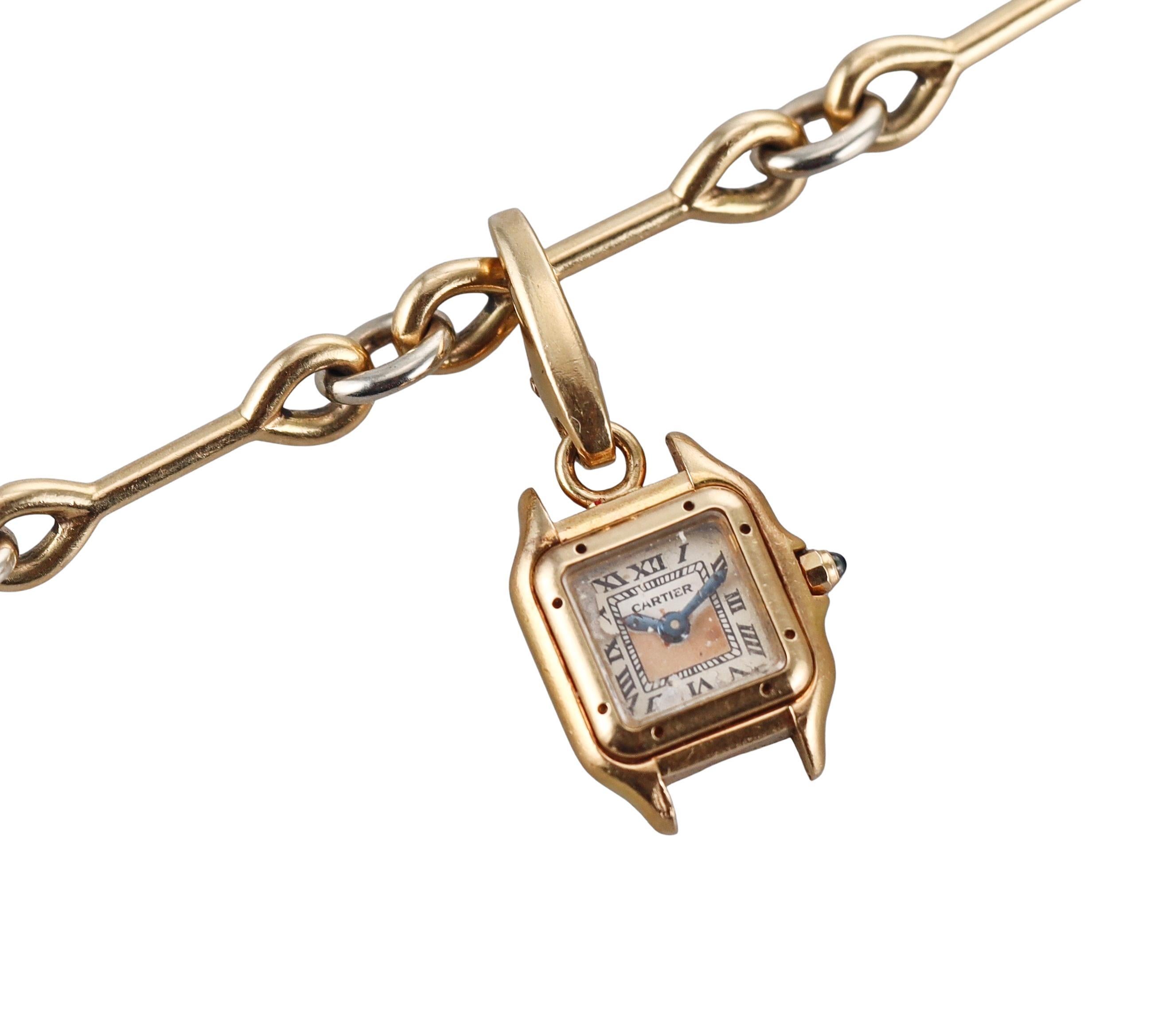Pulsera de oro de 18 quilates bicolor de Cartier, con dos colgantes desmontables de Cartier: uno es un reloj Santos y el otro es una cruz con un diamante G/VS de 0,07 ct en el centro.
La pulsera mide 7,5