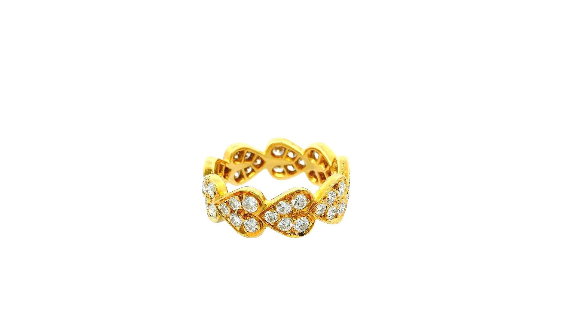 Cette exquise bague Cartier est réalisée en or jaune 18 carats et présente un superbe sertissage de diamants. Il présente neuf motifs en forme de cœur, chacun rehaussé de cinq diamants ronds de taille brillant, pour un poids total d'environ 1,08