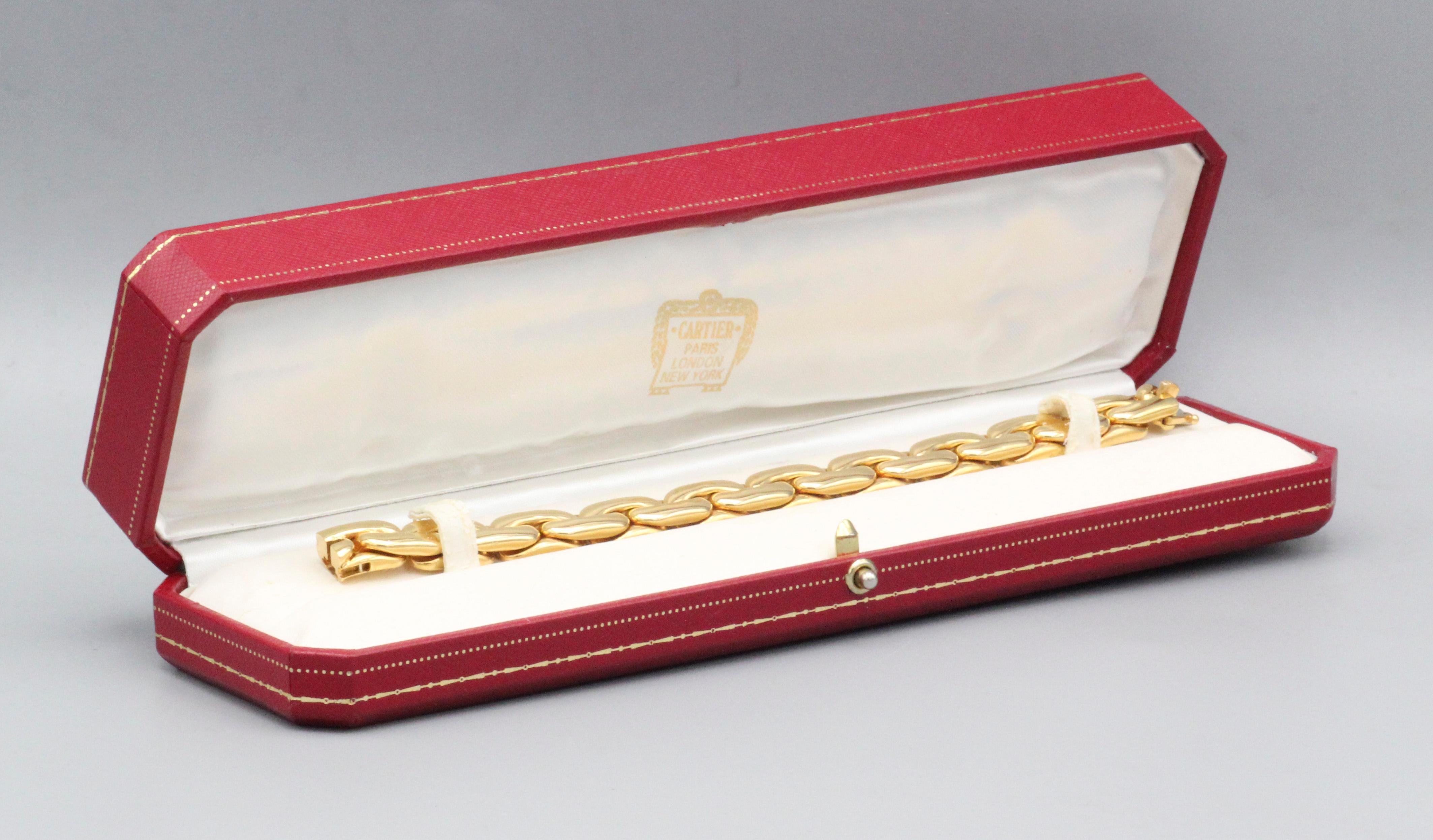 Lassen Sie sich von der zeitlosen Anziehungskraft des Cartier 18k Gold Elongated Curb Link Bracelet verzaubern, einem Meisterwerk im Vintage-Stil, das den Geist von Luxus und Raffinesse aus dem illustren Jahr 1993 verkörpert. Dieses Armband von