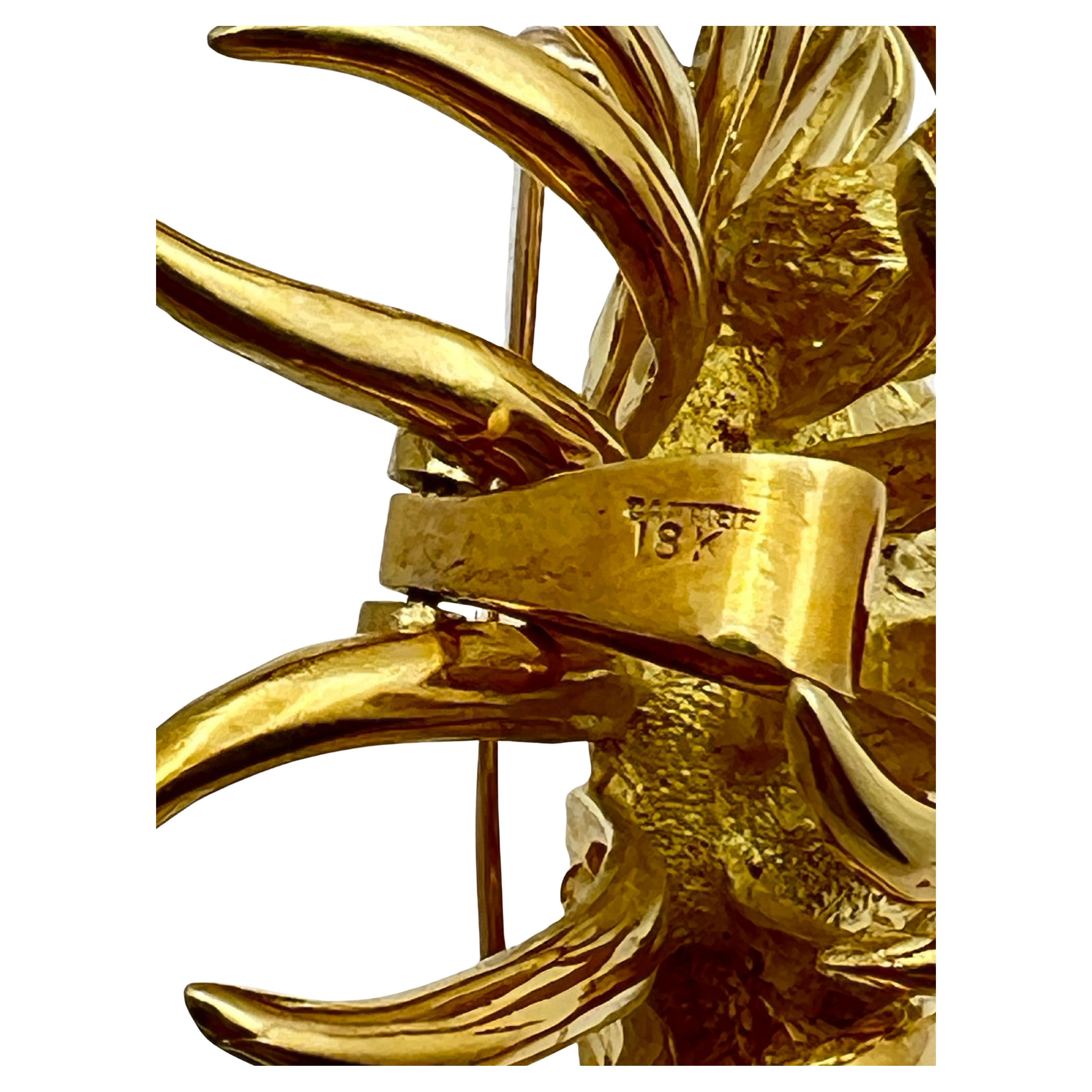 Cartier 18k Gold Emerald 1970's Lion Mask Pendant Brooch In Excellent Condition For Sale In Palm Beach, FL