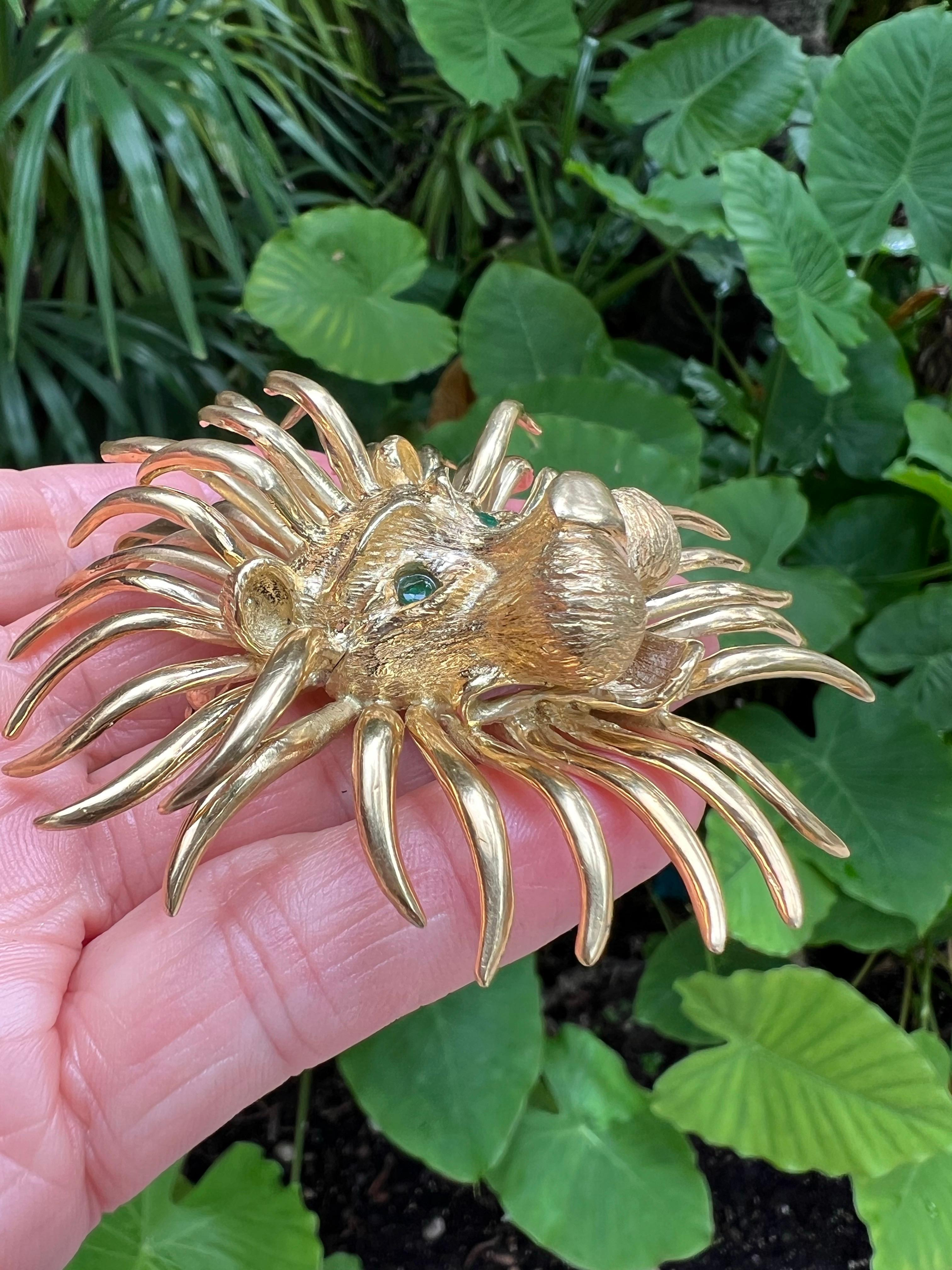 Cartier 18k Gold Emerald 1970's Lion Mask Pendant Brooch For Sale 2