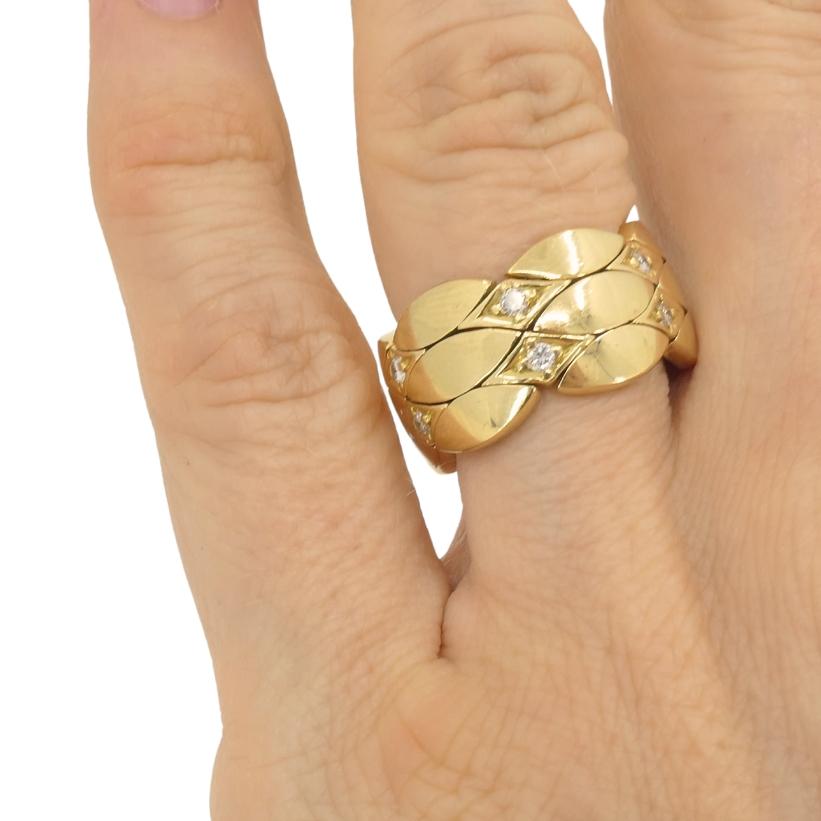 La bague à anneau vintage en or 18 carats de Cartier donne un tour créatif au design classique avec sa structure fluide, presque semblable à un tissu. Le bracelet est composé de segments en forme de feuilles qui s'emboîtent et qui s'adaptent