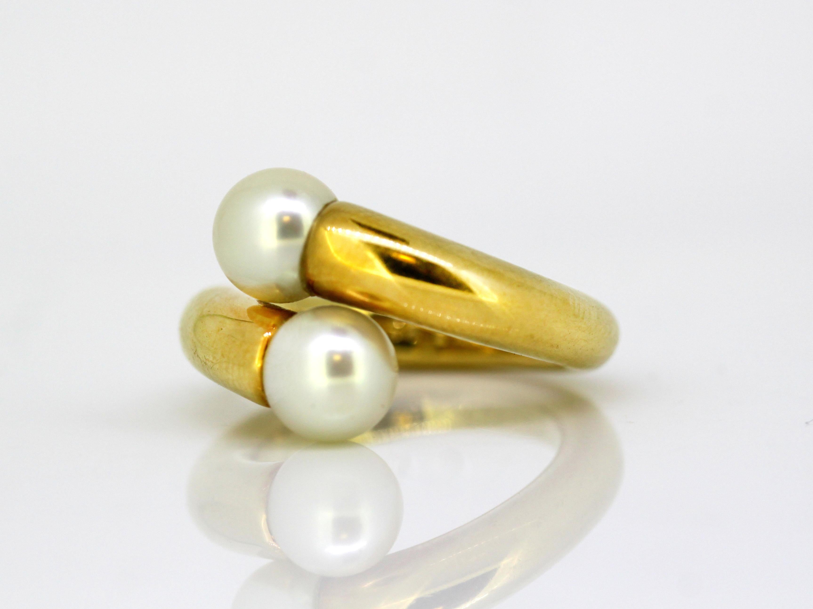 18k gold ladies ring with two natural freshwater pearls. 
Designer: Cartier 
Made in France Circa 1990’s 
Fully hallmarked. 

Dimension - 
Ring Size : 2.6 x 2.4 x 1.5 cm 
Finger Size : (UK) = K (US) = 5 1/2 (EU) = 50 1/4 
Weight : 15 grams