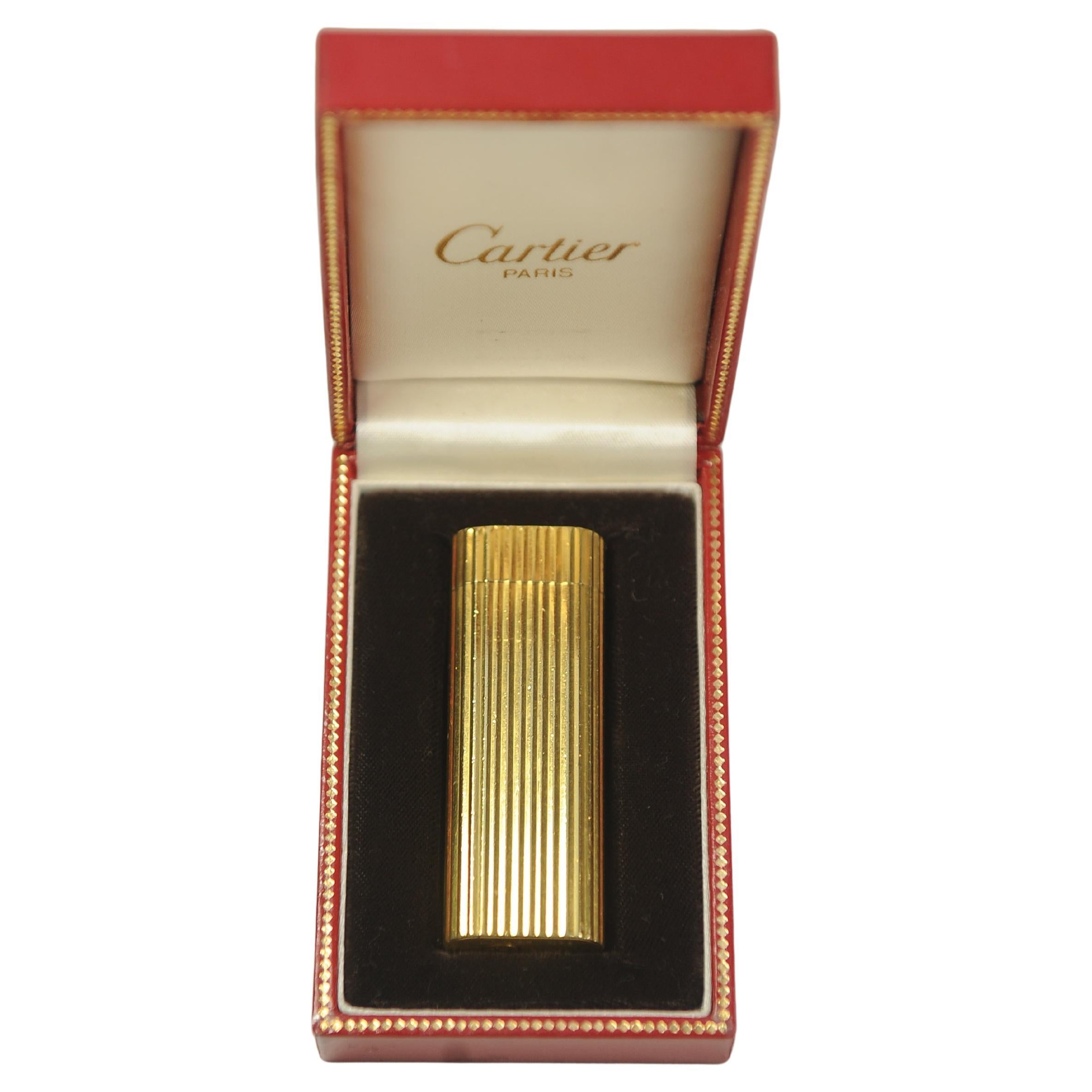 Eine elegante Cartier 18k vergoldet Art Deco Design Oval Godron Tasche Zigarettenanzünder mit einem roten Cartier Präsentation Box


Voll funktionsfähig ist es ein ideales Geschenk.