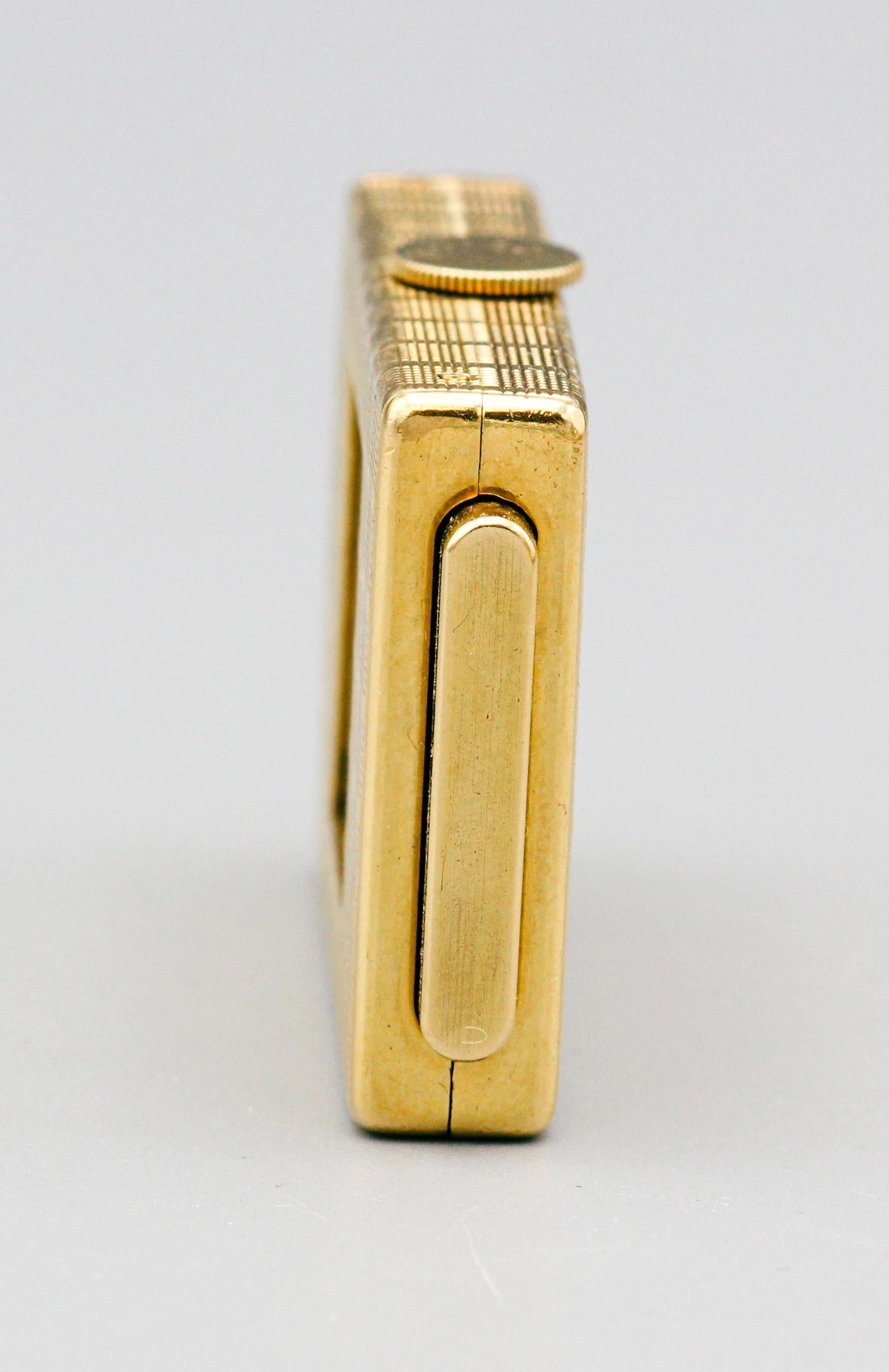 Seltene und ungewöhnliche 18K Gelbgold reisende Verschlussuhr von Cartier, circa 1920er Jahre. Mit einem Verschlussmechanismus, der das Cartier-Zifferblatt mit römischen Ziffern freigibt.  

Die Cartier Reiseuhr aus 18 Karat Gelbgold mit