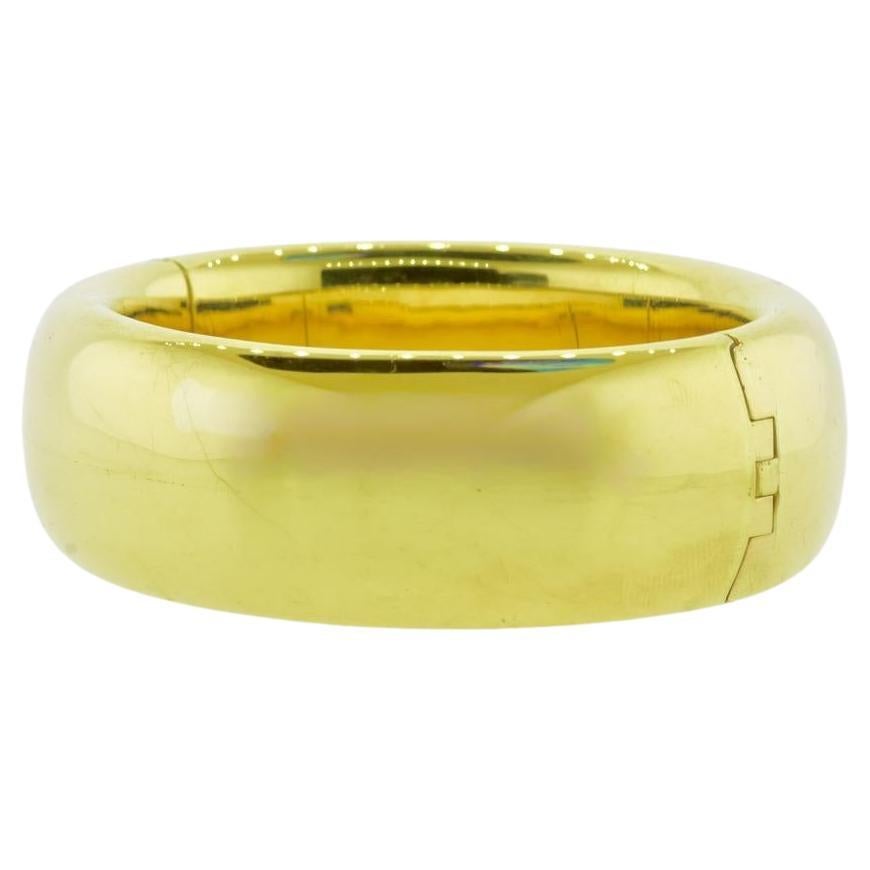 Pulsera brazalete de oro amarillo de 18 quilates de Cartier, firmada en el cierre y con números indistintos en el borde interior. Se trata de una declaración grande y ancha, con una dimensión interior de aproximadamente 15 cm y una dimensión
