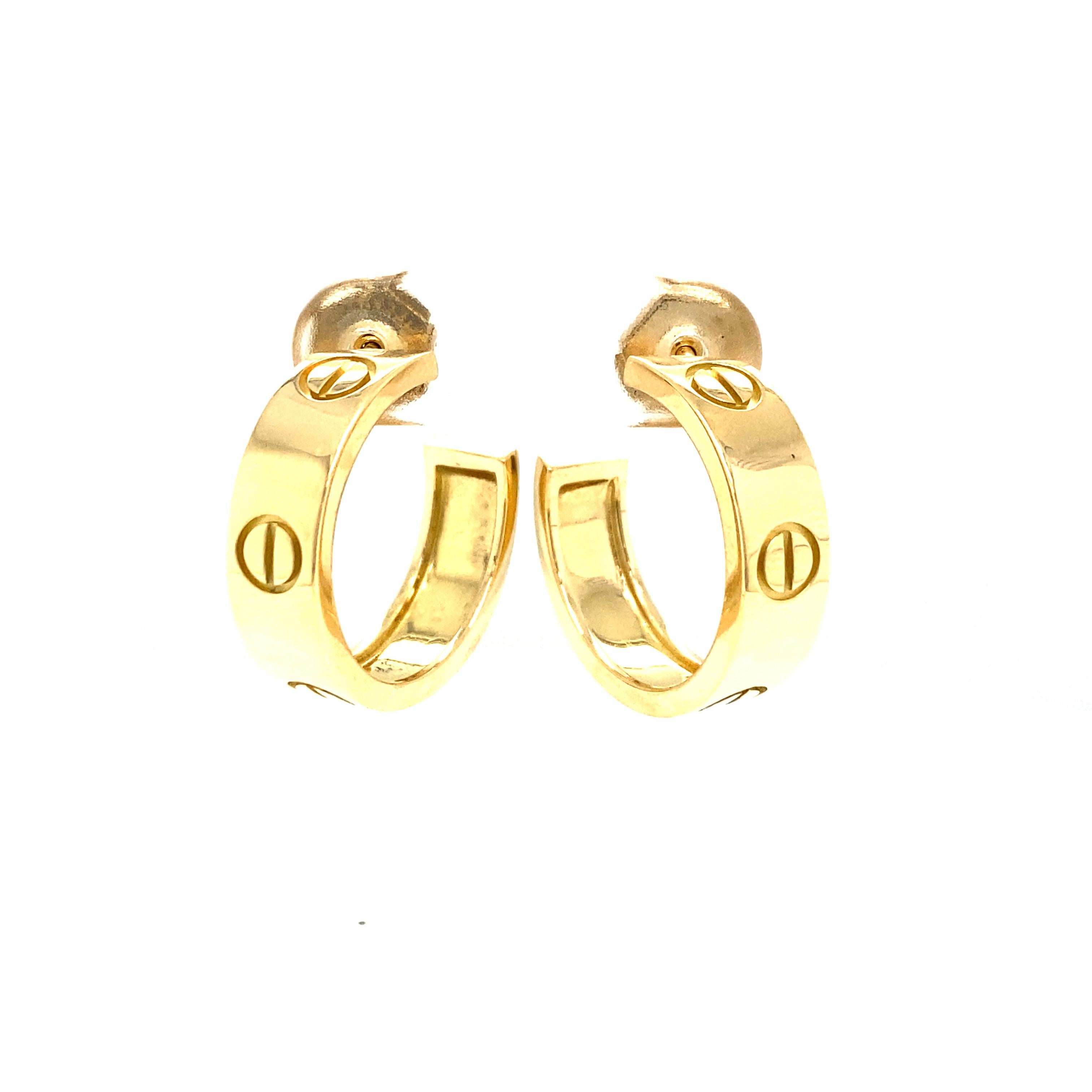 Boucles d'oreilles Love en or jaune 18 carats de Cartier.  Les boucles d'oreilles ont un diamètre d'un demi-pouce.  9,79 grammes.  Signé, Numéro de série.