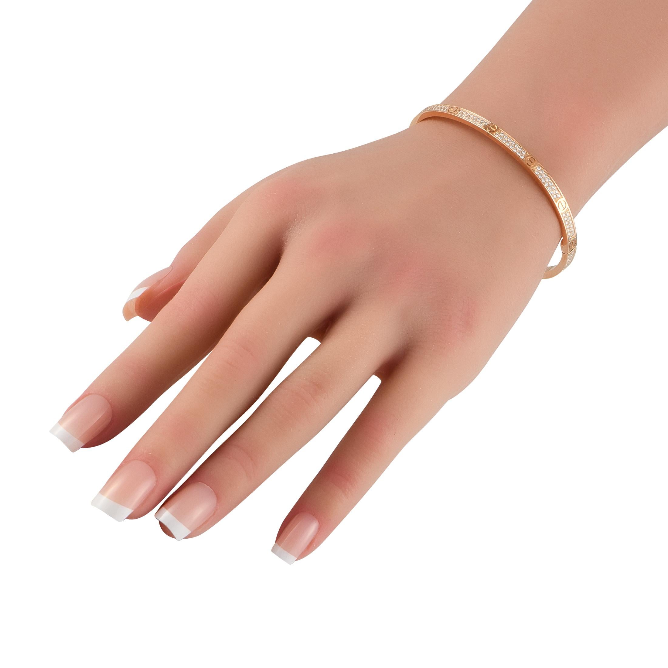 Este brazalete Cartier exquisitamente elaborado nunca pasará de moda. Los diamantes pavé, con un peso total de 0,95 quilates, confieren a este brazalete una calidad luminosa, mientras que los motivos circulares característicos de la marca de lujo lo