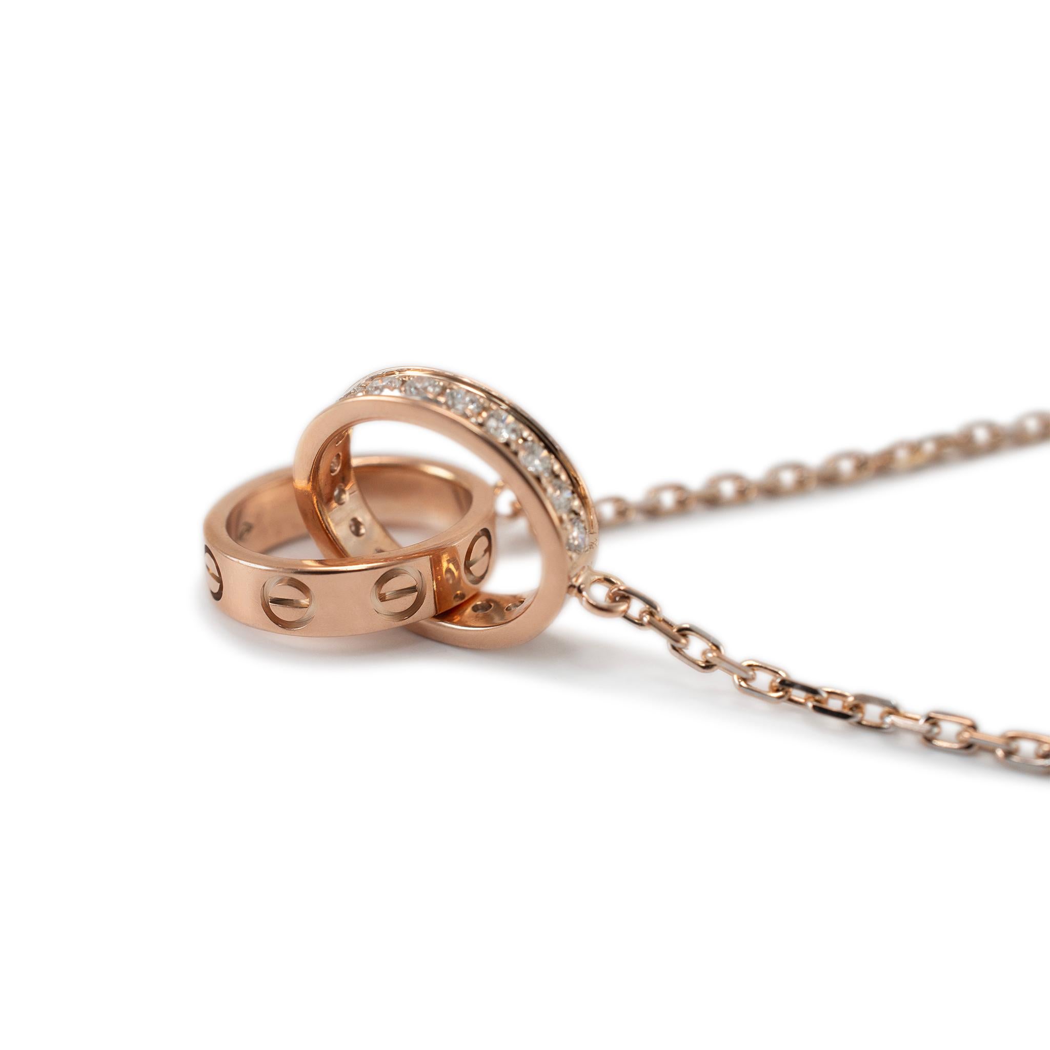 Taglio rotondo Cartier, collana con ciondolo Baby Love in oro rosa 18 carati e mezzo pavé di diamanti in vendita